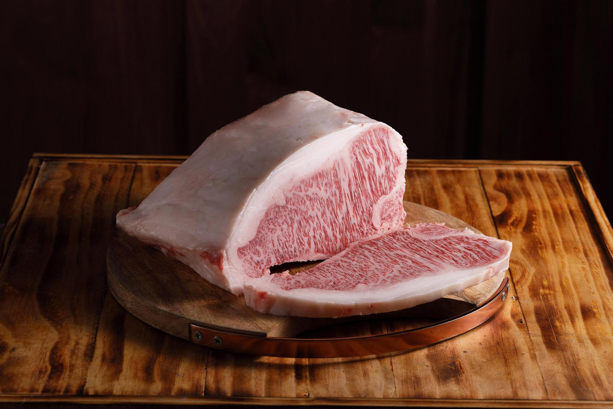 日本最頂級「松阪 伊藤牧場A5和牛」，為日本天皇指定珍稀肉品。（樂軒和牛專門店提供）