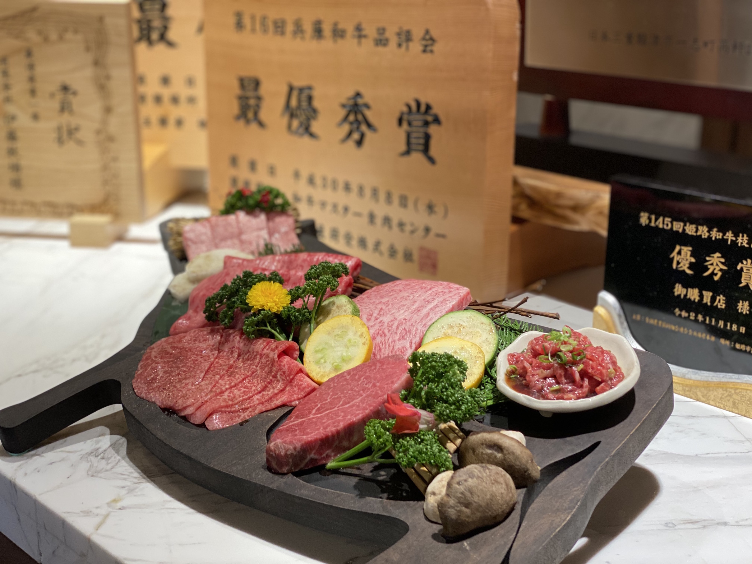 「令和元年」雙人套餐肉盤中包含二大銘柄和牛。（8,800元／雙人套餐內容）