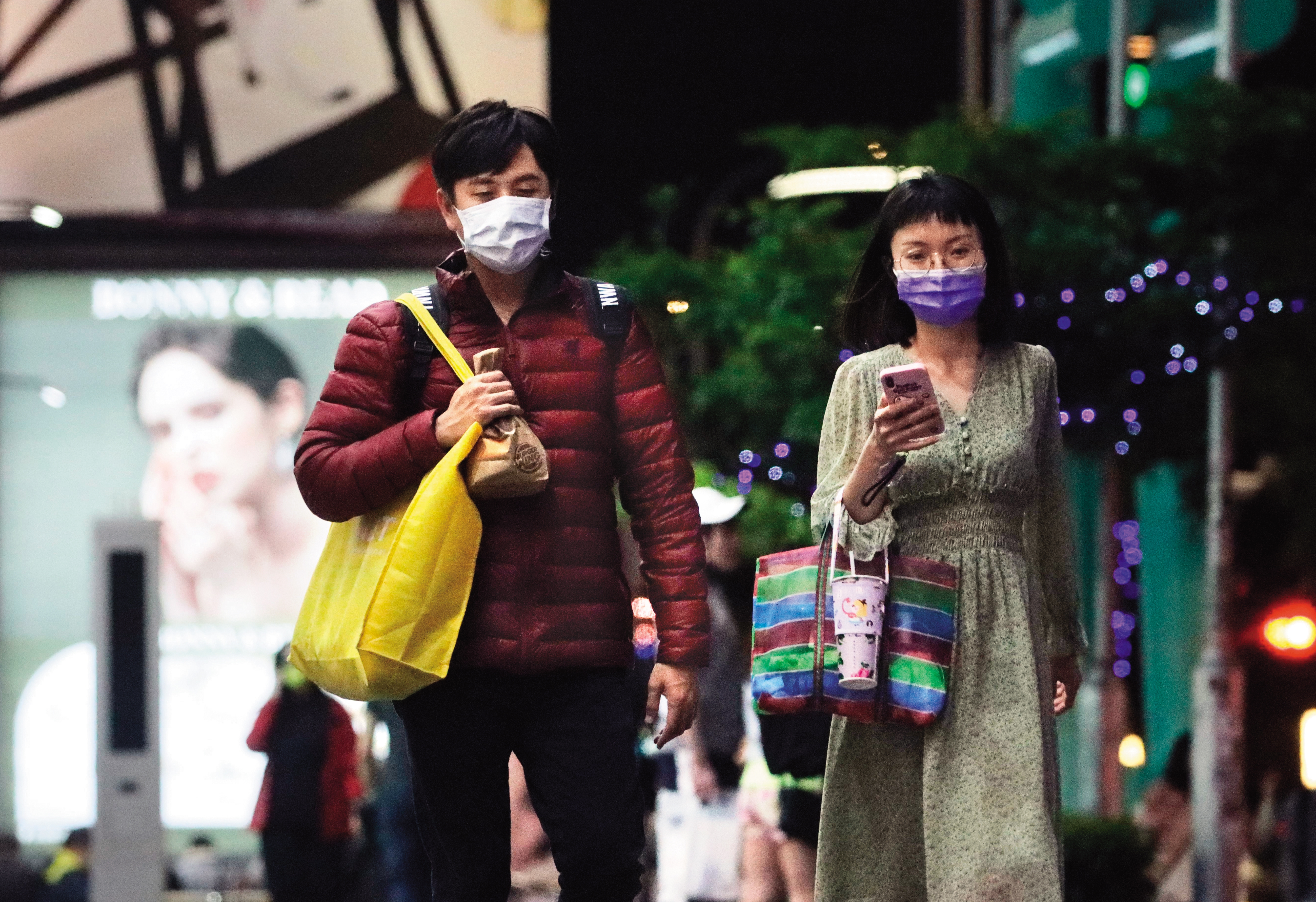 4/25 21:47 黃靖倫和太太提著大包小包，提著買好的速食走出信義威秀。