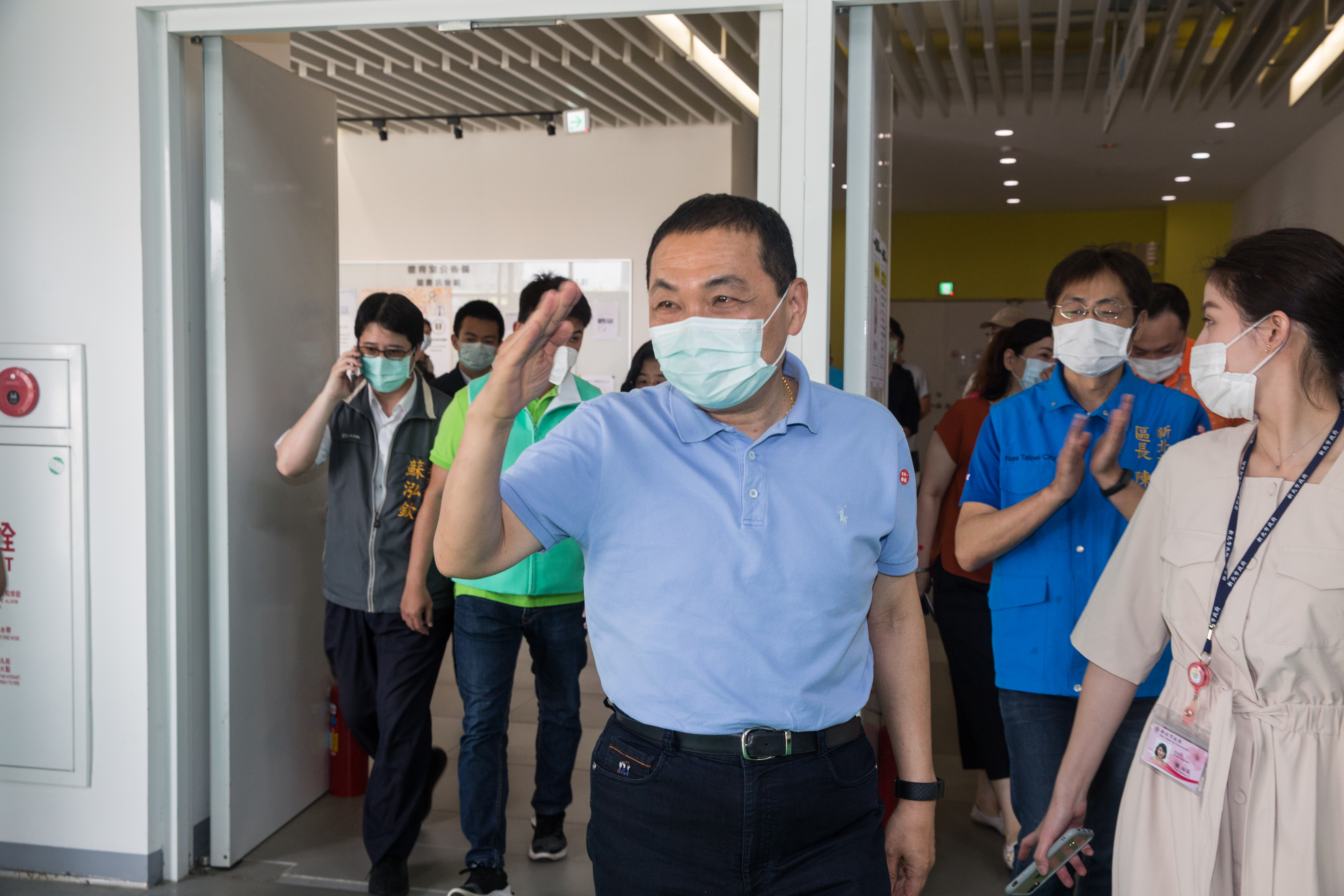 侯友宜昨召開防疫應變會議，明定室內集會採取實聯制，若室外活動超過千人則需核准。（資料照）