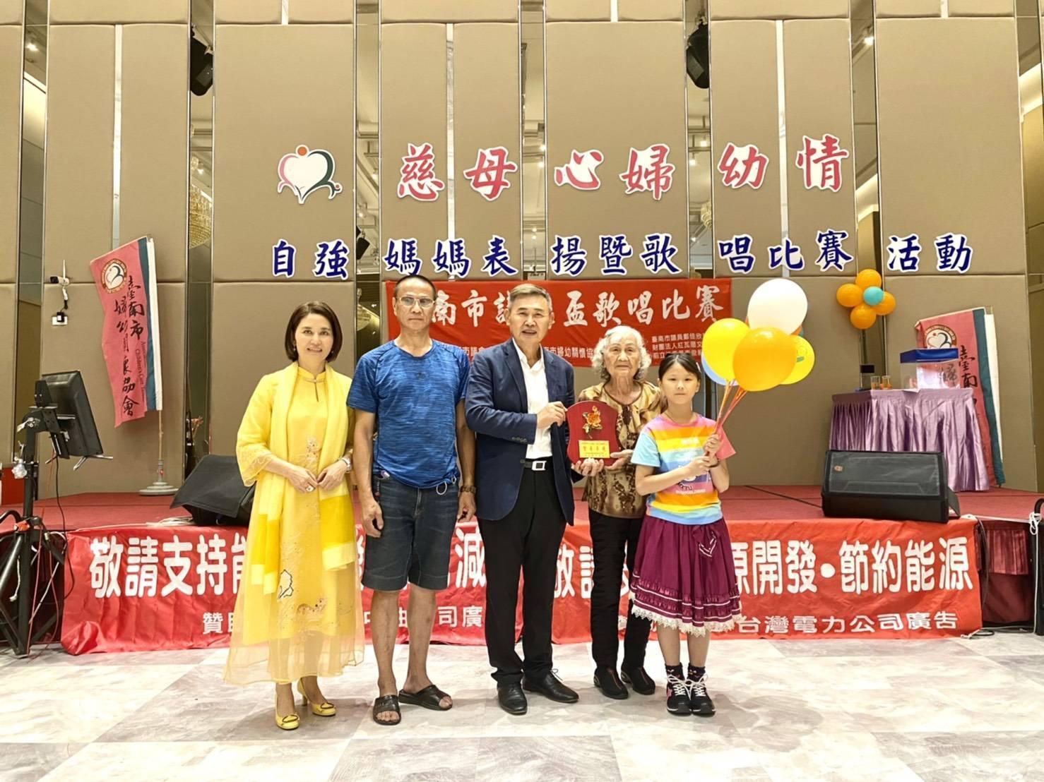 台南市婦幼關懷協會由王麗情創辦,過去23年來以協會成員自身的力量幫助不少弱勢家庭,也認養了不少孩童。(台南市婦幼關懷協會提供)