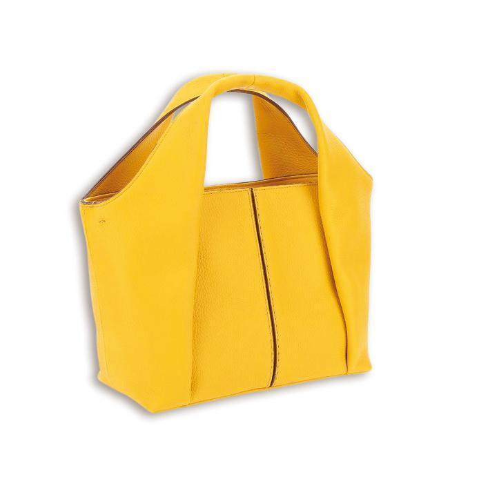 以頂級荔枝紋牛皮製作出的結構柔軟Shirt Bag，幾乎不見金屬配件的裝飾，背在身上如同T-shirt般輕盈、柔軟及合身。Shirt Bag鸚鵡黃托特肩背包 NT$54,500