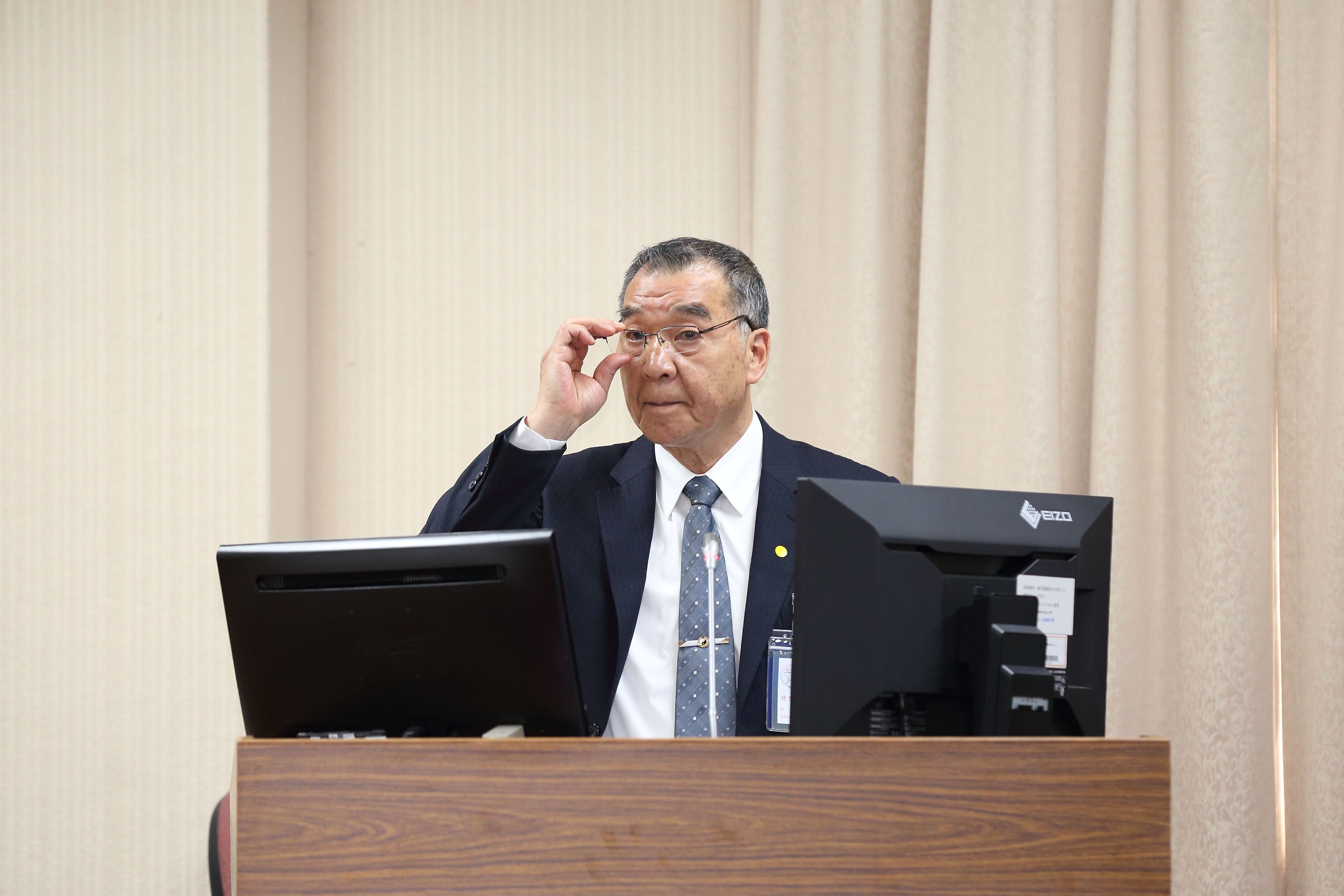 《經濟學人》稱台灣為「地球上最危險地區」，國防部長邱國正表示不要別人說什麼話，我們自己就「蹦蹦跳跳」。（資料照）