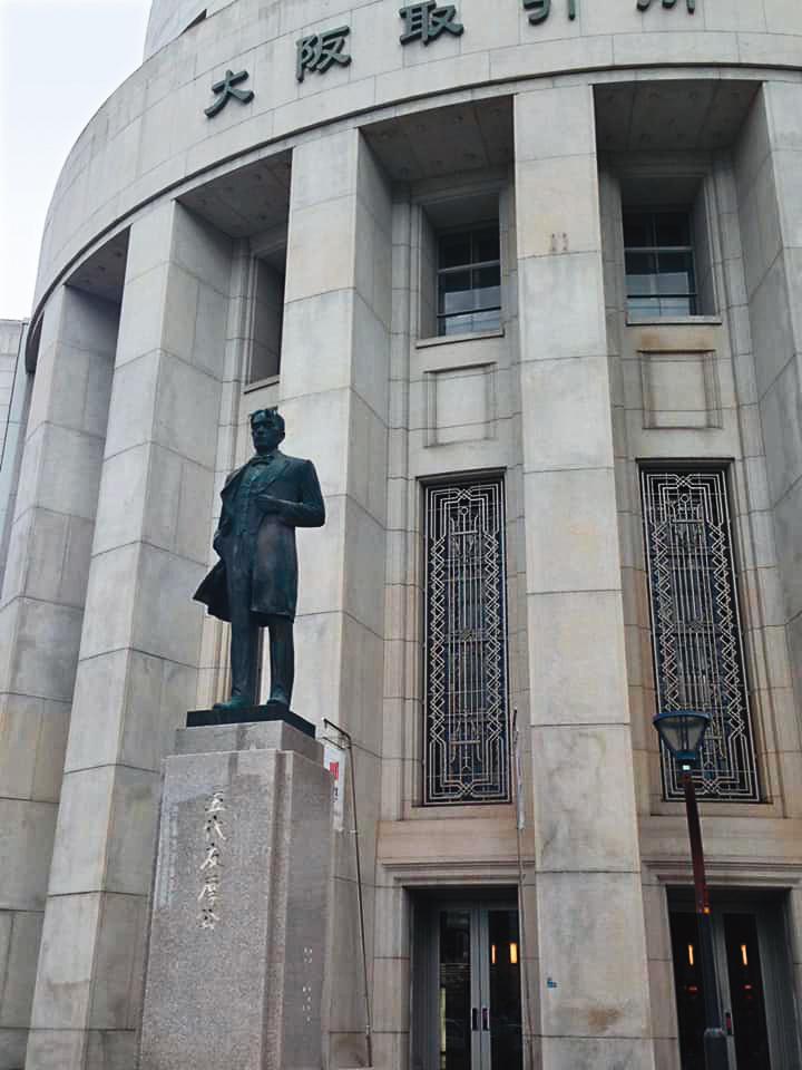 五代友厚建立了大阪證券交易所,門口設立他的銅像紀念。(翻攝自五代專案臉書)