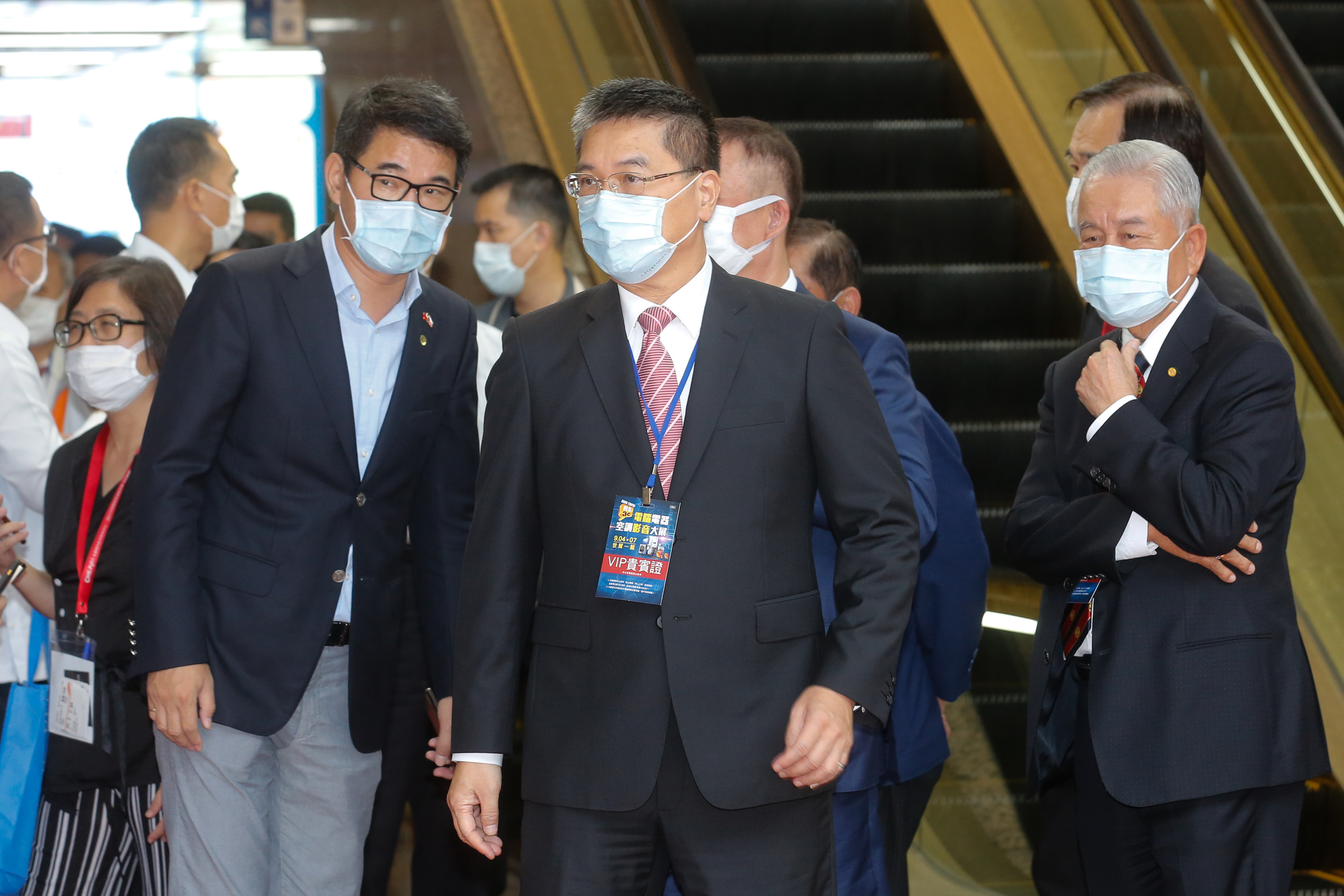 內政部長徐國勇（前）坦言，此次松山分局爆發的吃案事件有很大的瑕疵。（本刊資料照）