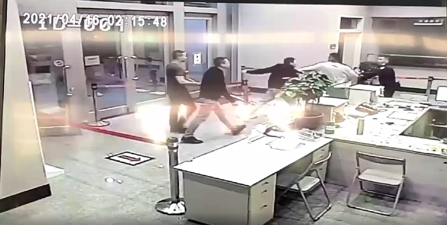 黑衣人進派出所鬧事，帶頭闖入分局的徐男遭起底是四海幫幫眾。（翻攝畫面）