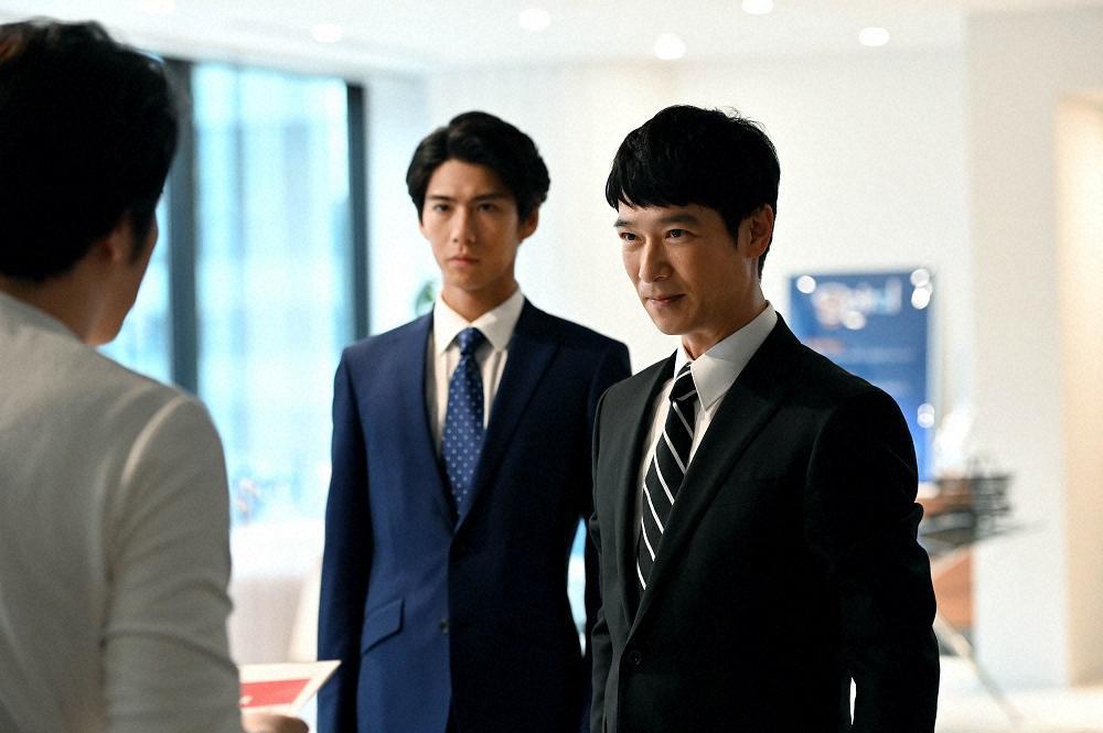賀來賢人（中）在《半澤直樹》續篇和堺雅人搭檔，演技獲得高度肯定。（翻攝自TBS）