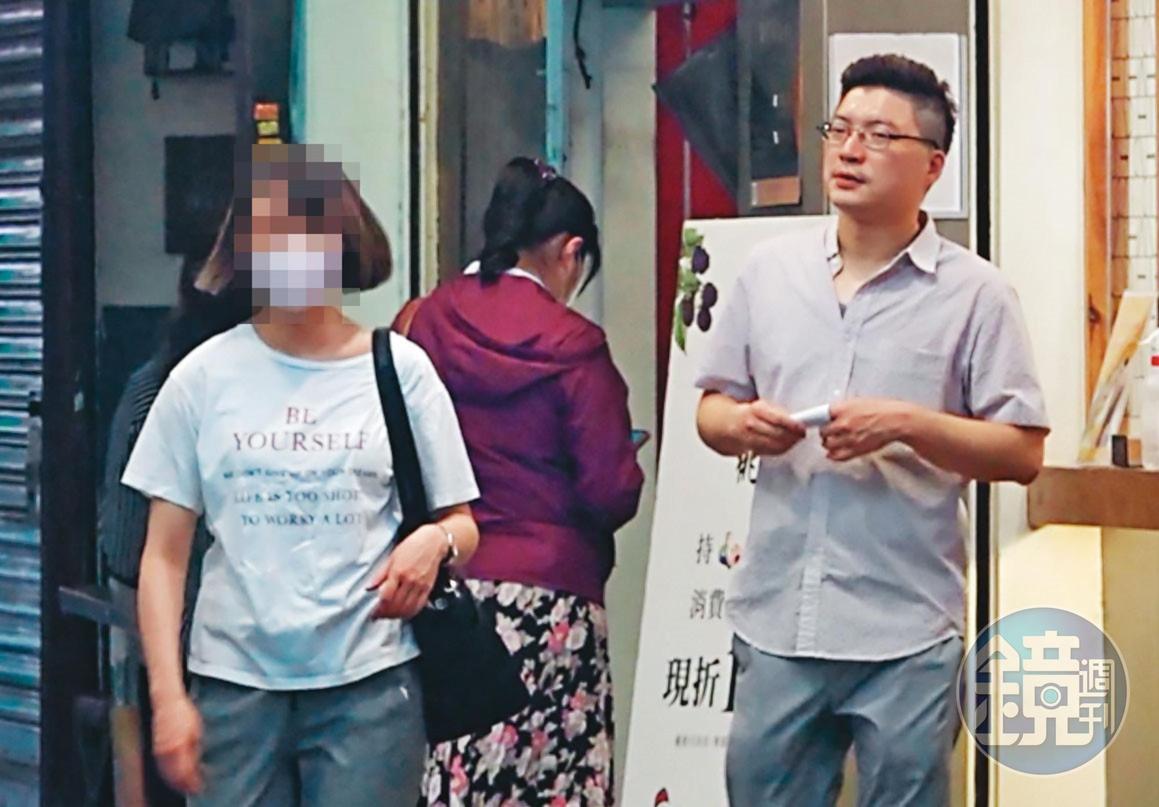 本刊去年五月直擊,劉彥君(右)在假日陪老婆(左)買手搖杯,但二人互動不多。