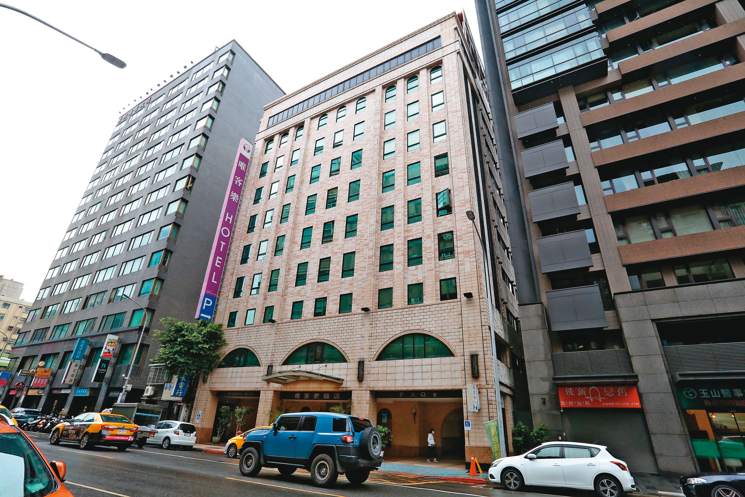 政風人員在二月四日首度跟監劉彥君，發現他在上班時間到北市長春路的首都唯客樂商務飯店，過了一個多小時才出來。