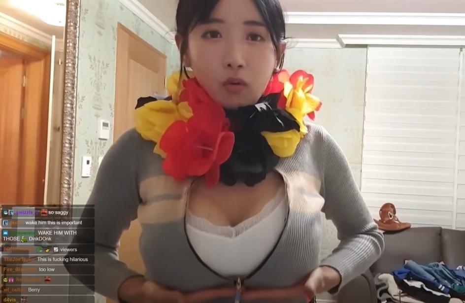 有眼尖的網友發現企鵝妹的胸部看起來不太自然。（翻攝自企鵝妹YouTube）