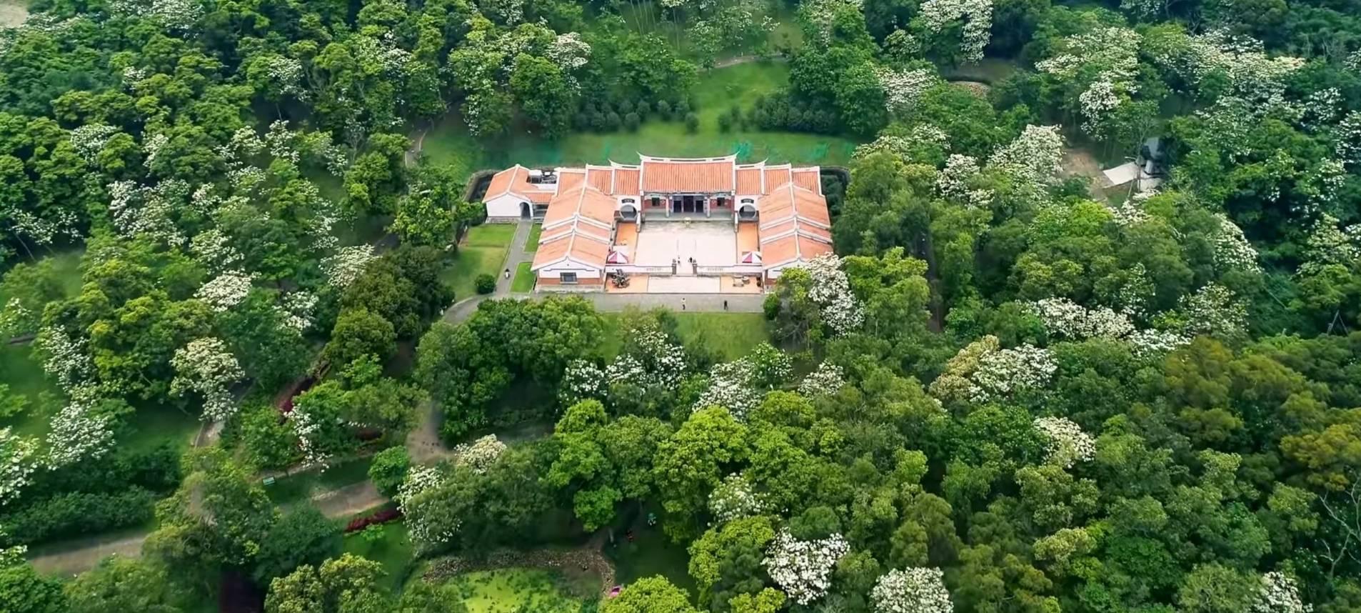 桐花客家大院融合古典與現代建築美學,由傳統匠師與現代建築師共同打造,塑造出傳統木造建築形制與比例之美,內部陳列歌手張信哲提供的傳統客家文物,展現出客家人勤儉樸實的人文精神。(姜太公客家大院提供)