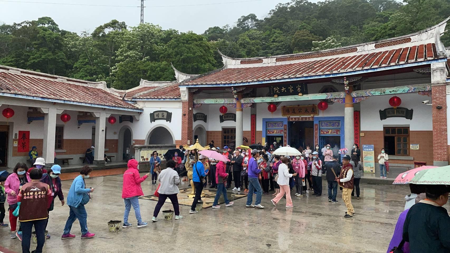 姜太公道場過火七星陣頗負盛名,遊客藉由體驗道家儀軌,進一步認識道家文化。(姜太公客家大院提供)