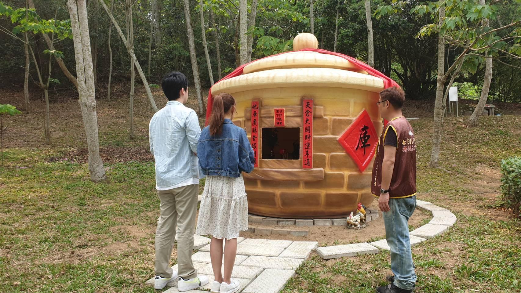 以傳統客家米倉為設計靈感的天地財庫造型討喜,全台獨一無二,供奉神農大帝、文財神比干、武財神趙公明,遊客還能求發財米,是園區最夯的景點之一。(姜太公客家大院提供)