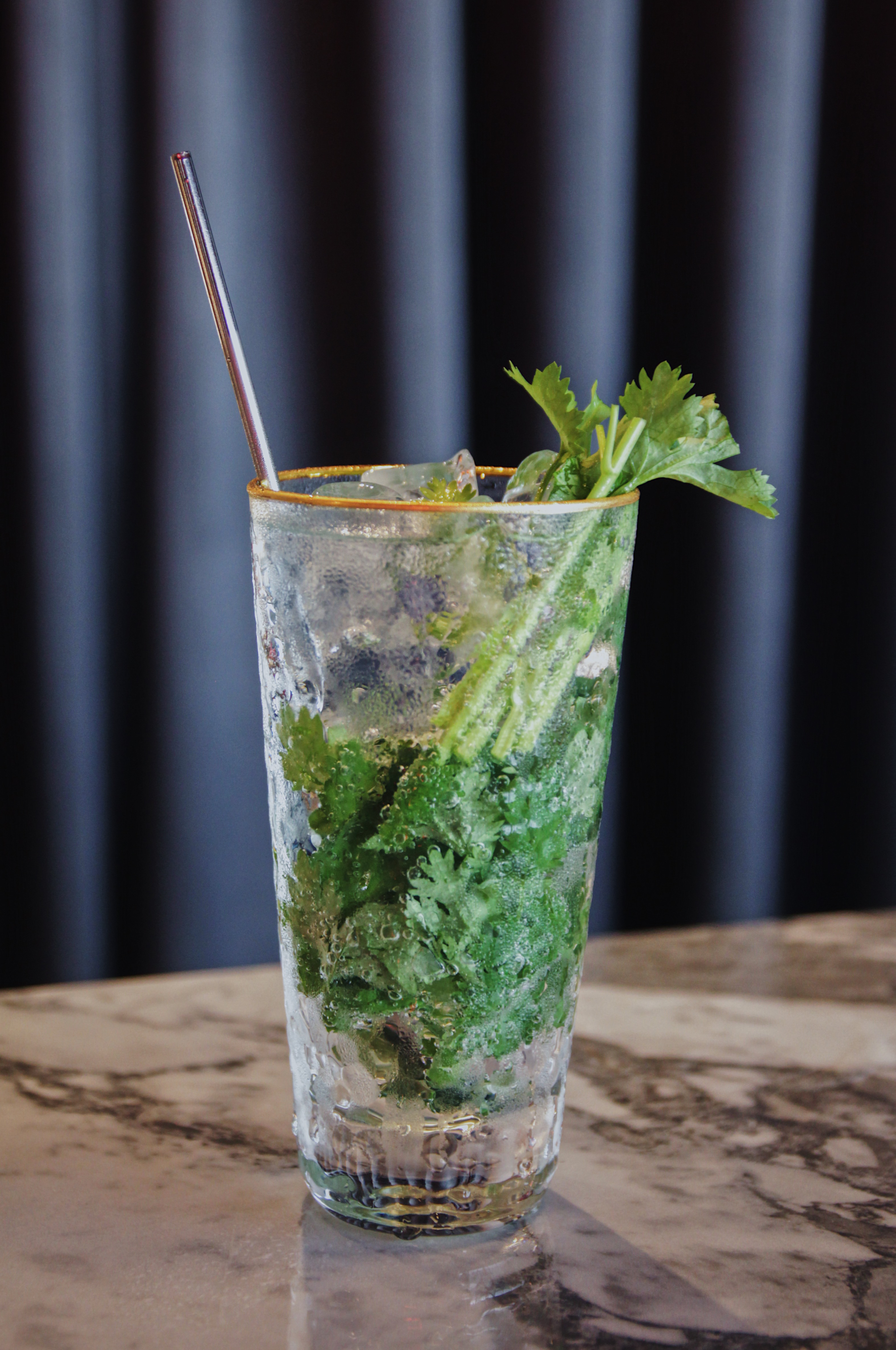 「老闆我要加香菜」其實是琴湯尼中放入大把香菜。（210元／杯）