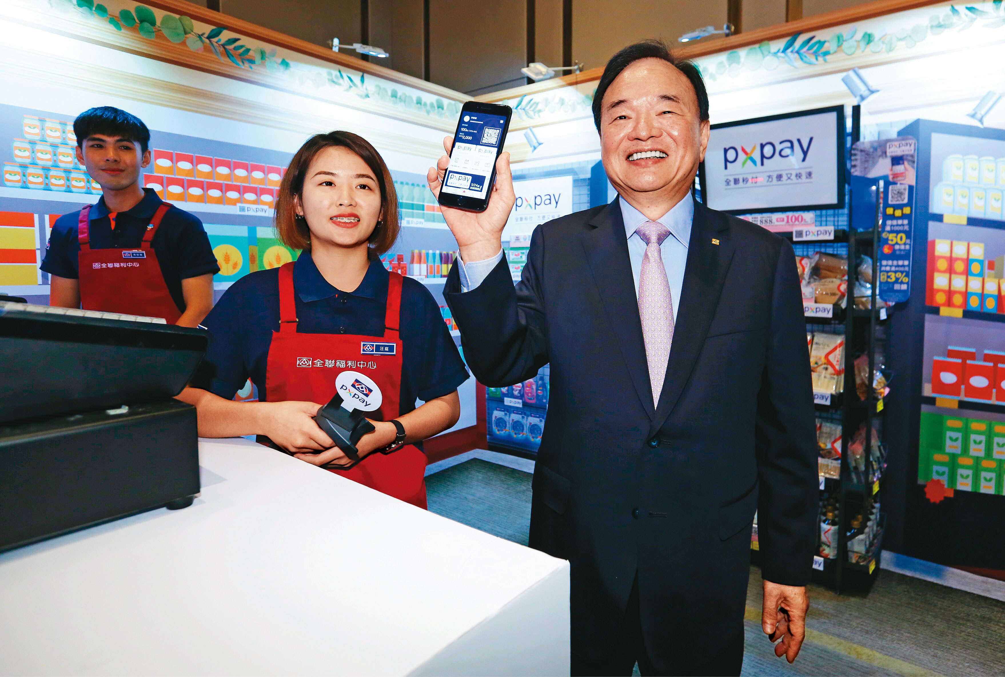 隨著電商、外送興起，林敏雄（右）也要求全聯跟上腳步做數位轉型。
