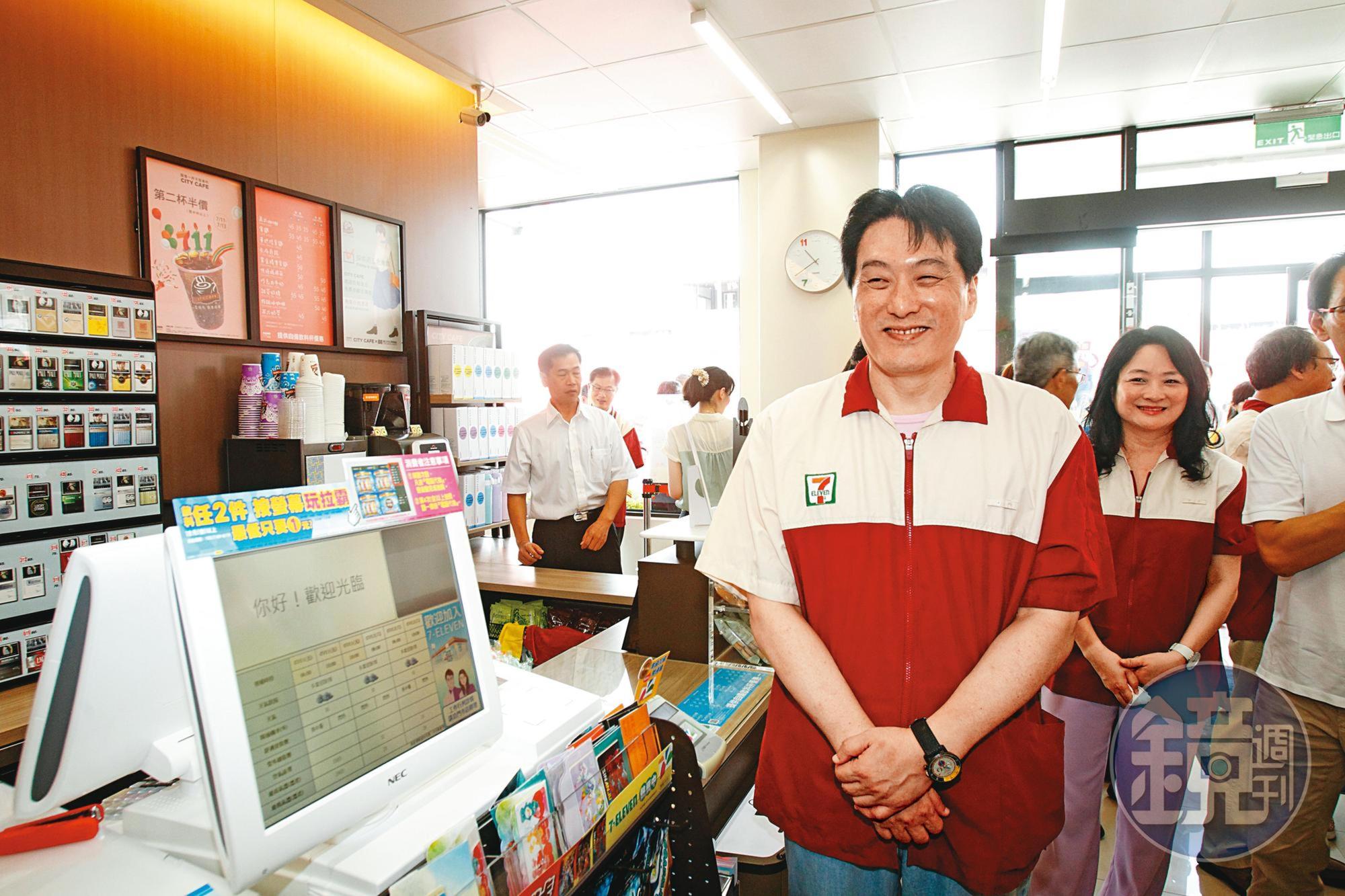 羅智先(右2)日前透露,未來超商將進入大投資階段,準備把便利性再做延伸,要讓消費者越來越懶。