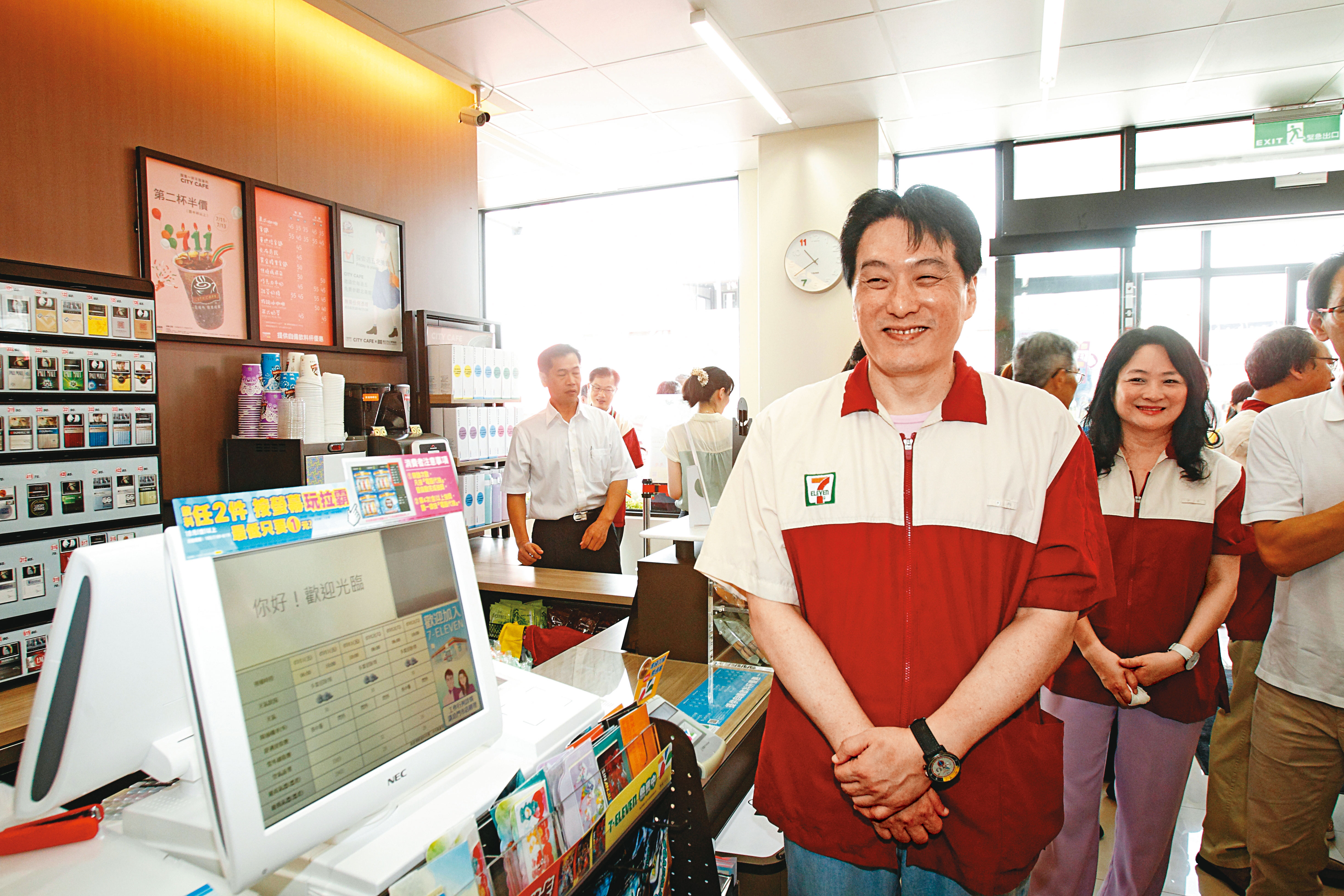 羅智先（右2）日前透露，未來超商將進入大投資階段，準備把便利性再做延伸，要讓消費者越來越懶。