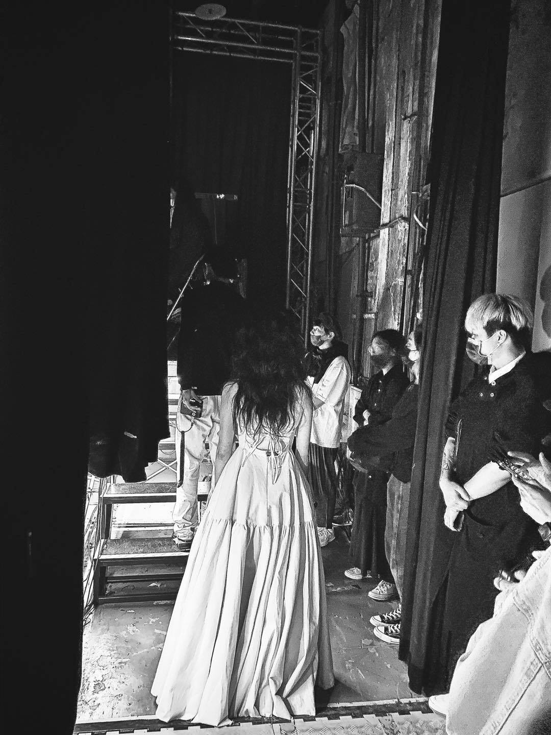 吳慷仁在臉書貼出演唱會當天，邵雨薇在後台的美背照。（翻攝自吳慷仁臉書）