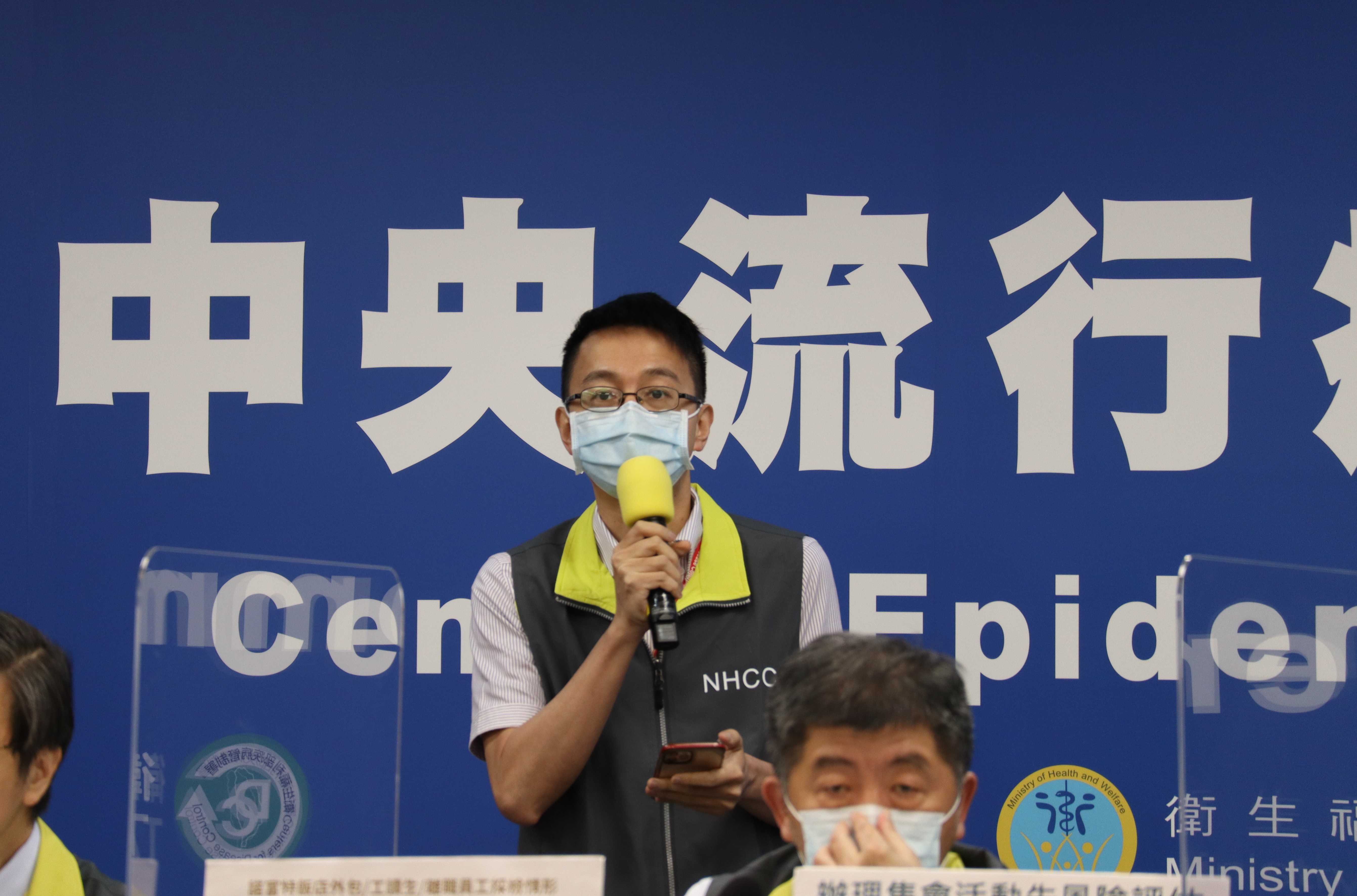 針對諾富特飯店環境採檢，醫療應變組副組長羅一鈞表示，包含一館與二館共採檢432處皆為陰性。（指揮中心提供）
