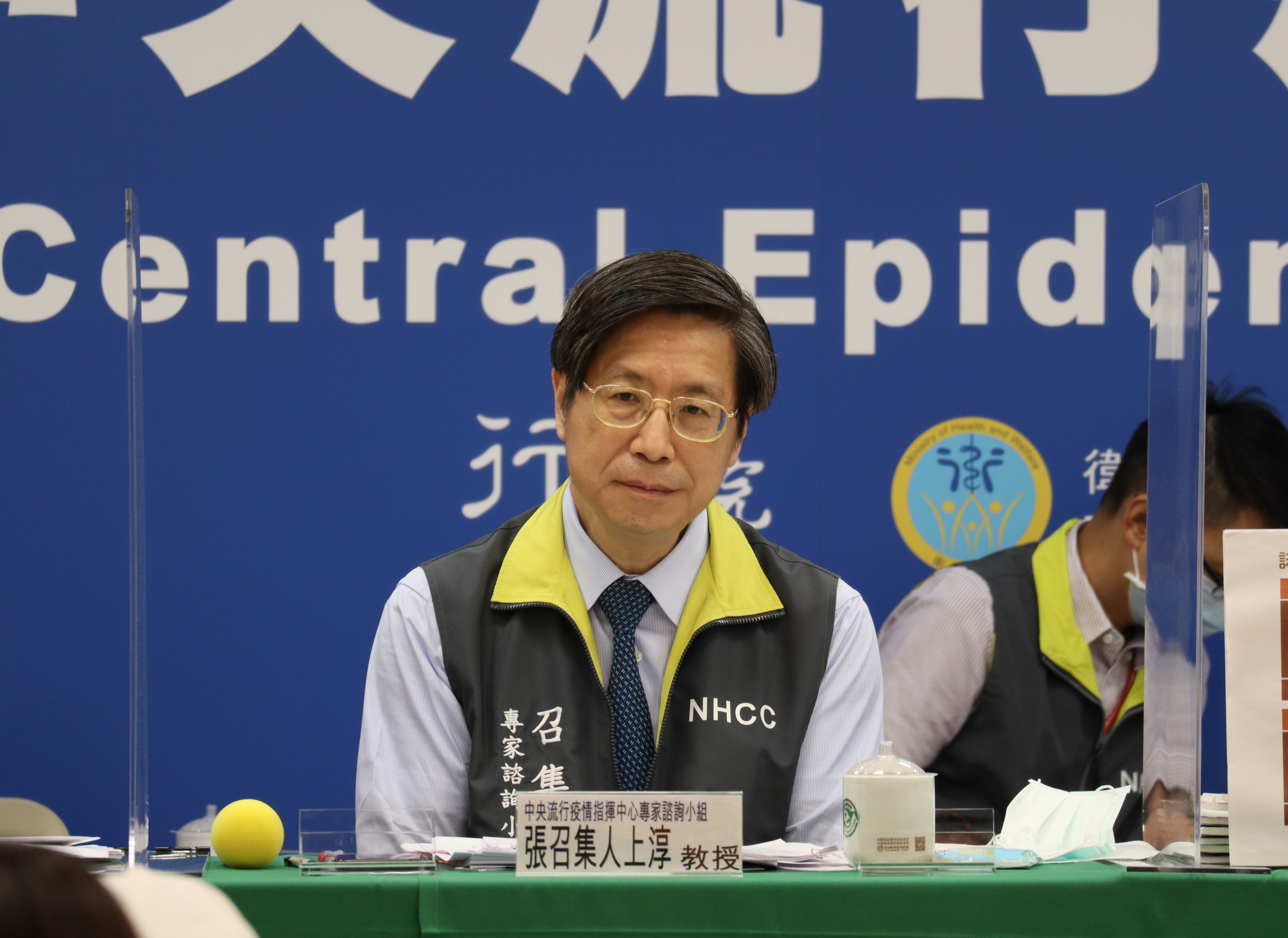 專家諮詢小組召集人張上淳表示，插管的諾富特房務主管病情持續改善中。（指揮中心提供）