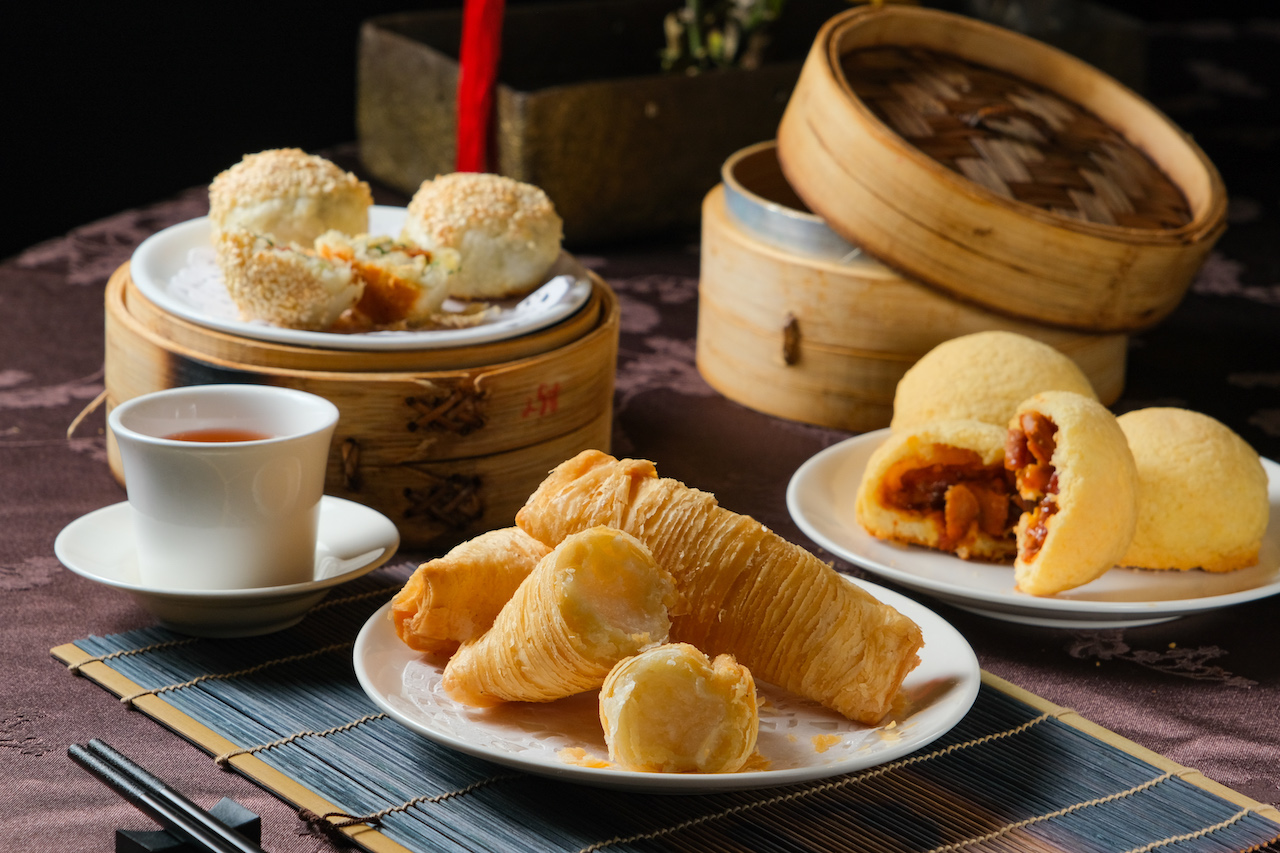 菜單裡共有50款港點,功夫港點「酥皮叉燒包」(右起,180元/份)、「金絲蘿蔔卷」(150元/份)和「火腿焗燒餅」(150元/份)經典耐吃。