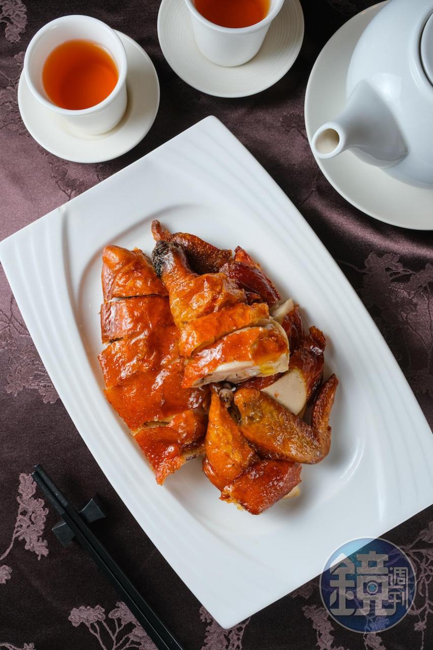 「金牌脆皮雞」香脆雞皮裡包覆雞汁，火候極好。（750元／半隻）