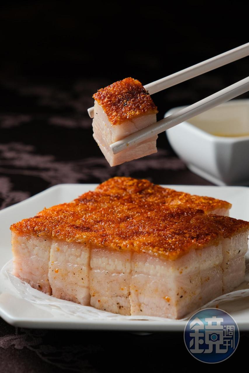 撒白糖炙燒的「冰燒三層肉」表層酥脆，肉質甜嫰。（580元／份）