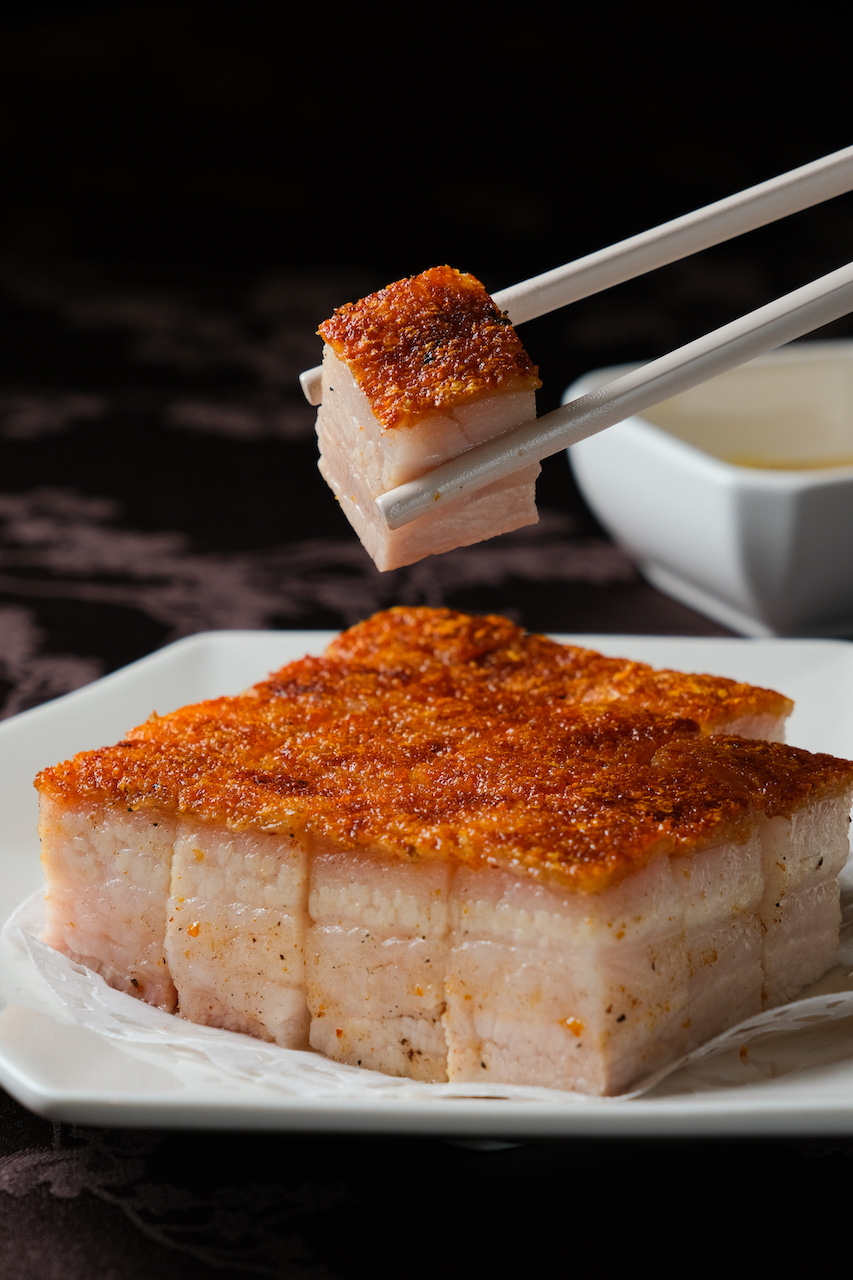 撒白糖炙燒的「冰燒三層肉」表層酥脆，肉質甜嫰。（580元／份）