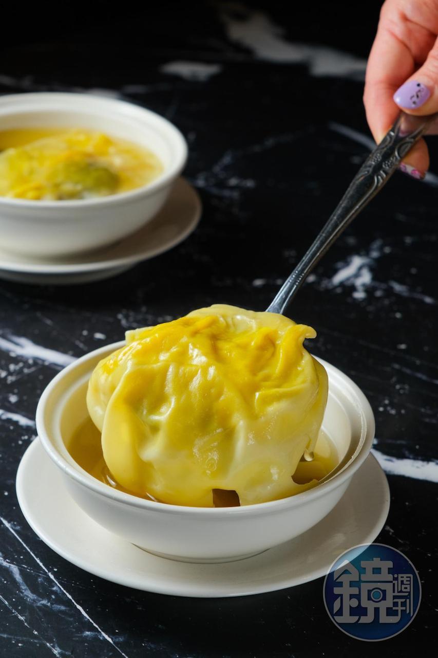 灌入煲湯的「蟹肉瑤柱湯包」，皮薄餡鮮。（360元／份）