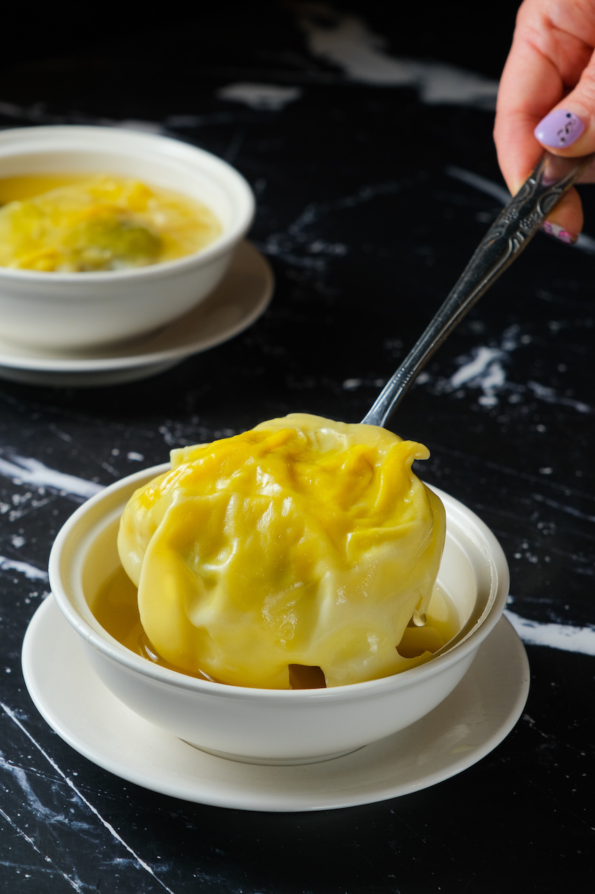 灌入煲湯的「蟹肉瑤柱湯包」，皮薄餡鮮。（360元／份）