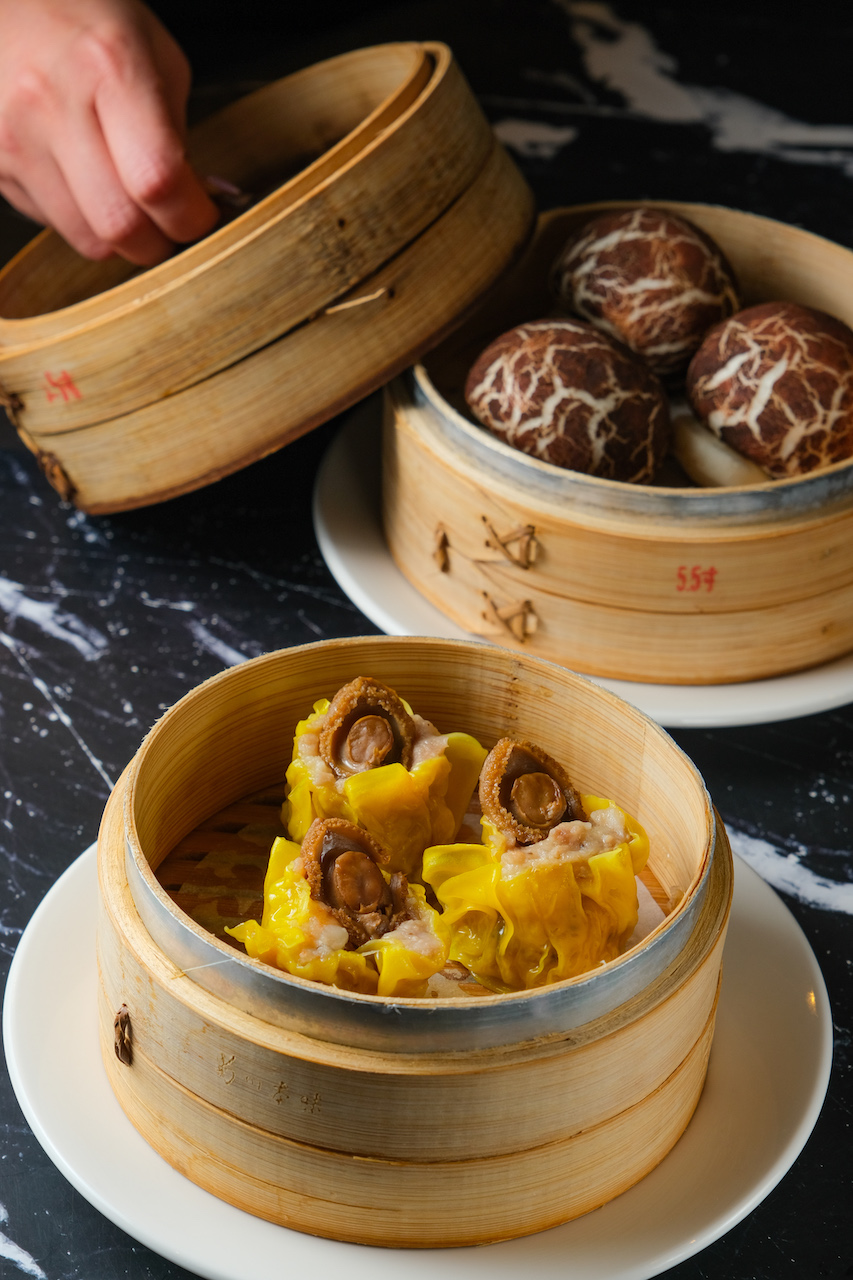 貴氣的「鮑魚燒賣皇」，吃得到蝦仁、雞肉和冬菇的鮮美，料好鮮彈。（240元／份）