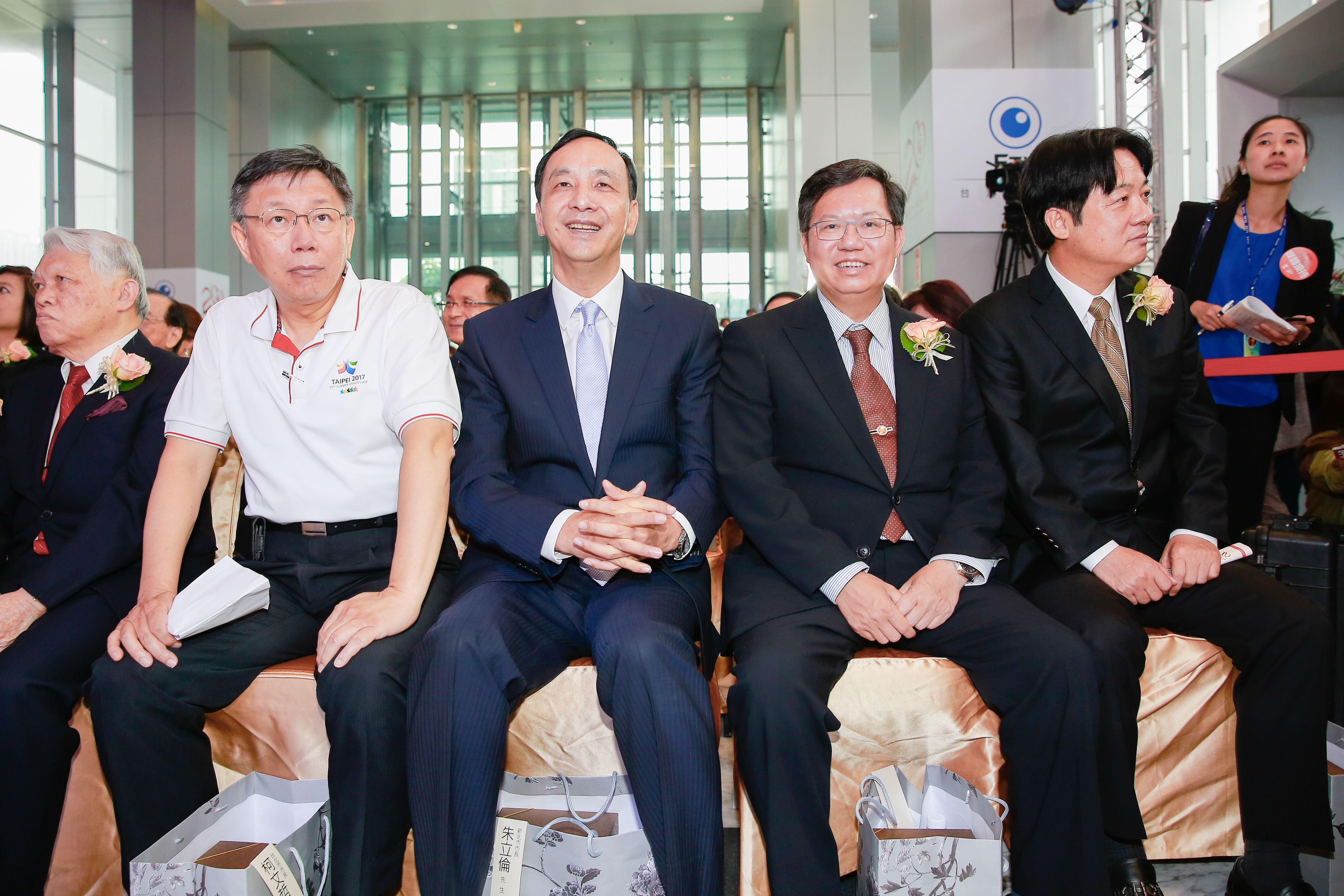 台北市柯文哲（左1）近來市長民調都輸給桃園市長鄭文燦（右2），不過他認為民調都是用買的不必過度在意。（本刊資料照）