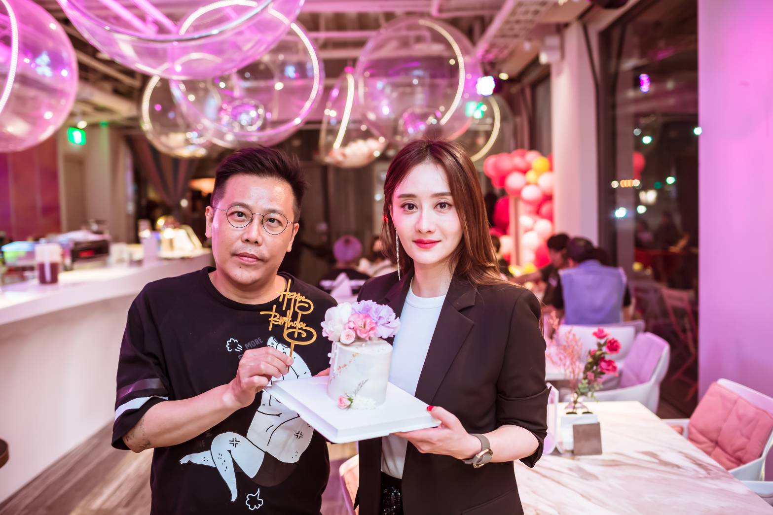 陳德容生日在片場度過，導演姜寧訂製翻糖蛋糕送她。（山中森林劇組提供）