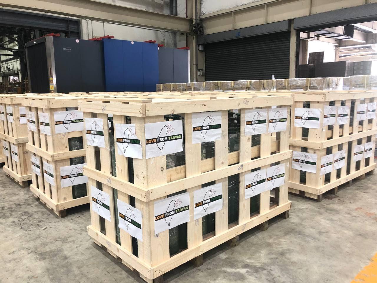 我國政府首批援助印度緊急醫療救援物資,包括150台製氧機、500台氧氣鋼瓶(圖),已由華航貨機於5月2日中午運抵德里國際機場。(外交部提供)