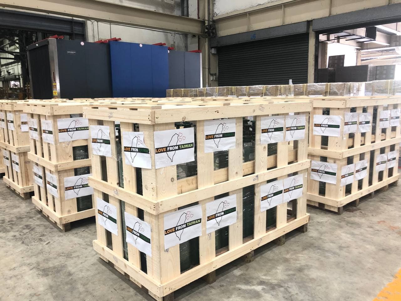 我國政府首批援助印度緊急醫療救援物資，包括150台製氧機、500台氧氣鋼瓶（圖），已由華航貨機於5月2日中午運抵德里國際機場。（外交部提供）