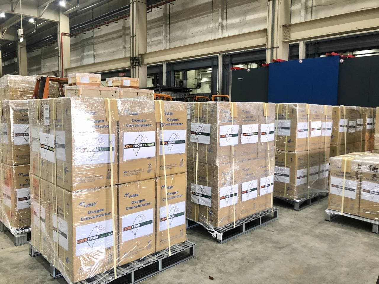 我國政府首批援助印度緊急醫療救援物資，包括150台製氧機（圖）、500台氧氣鋼瓶，已由華航貨機於5月2日中午運抵德里國際機場。（外交部提供）