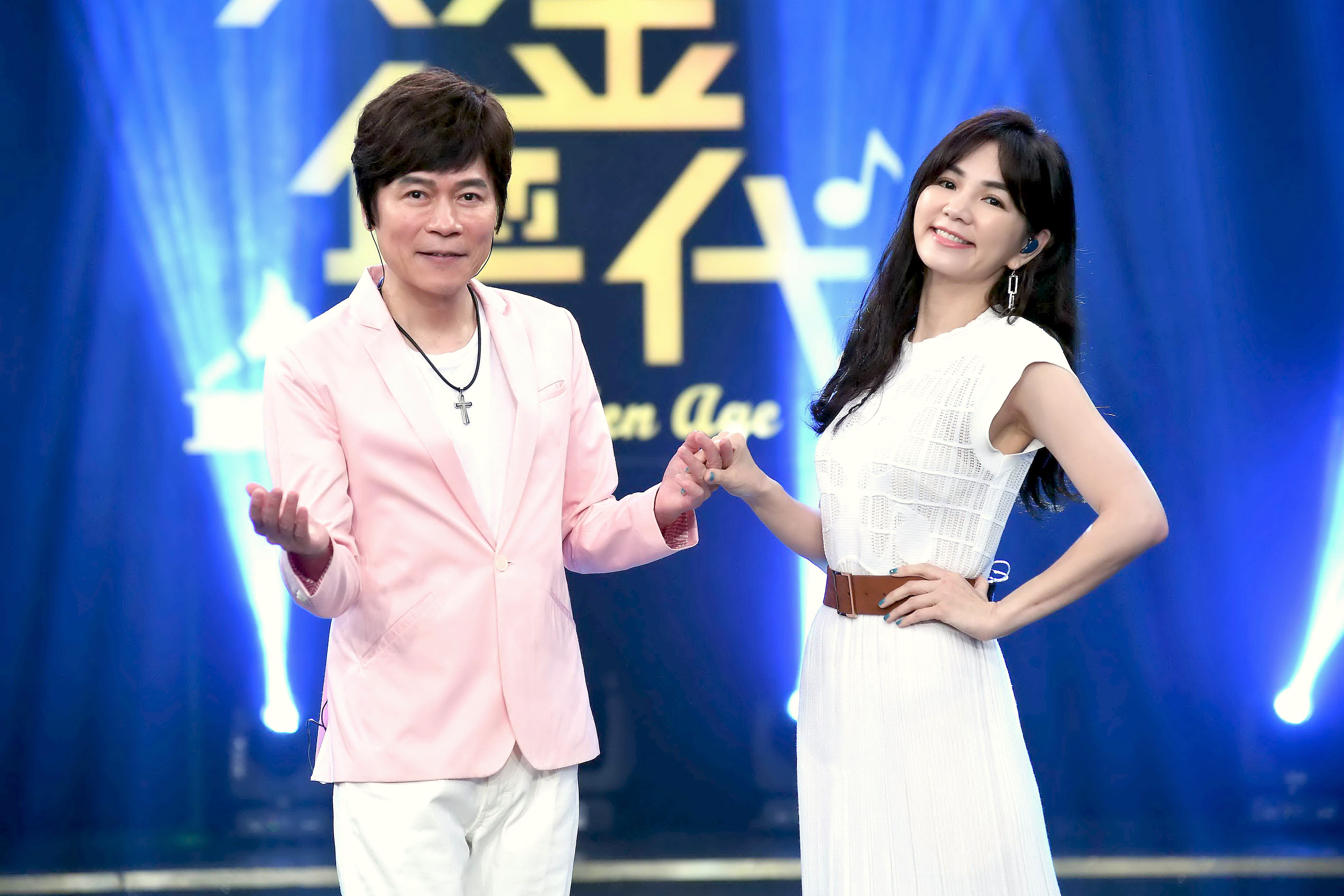 Ella 上《黃金年代》接受洪榮宏訪問。(華視提供)