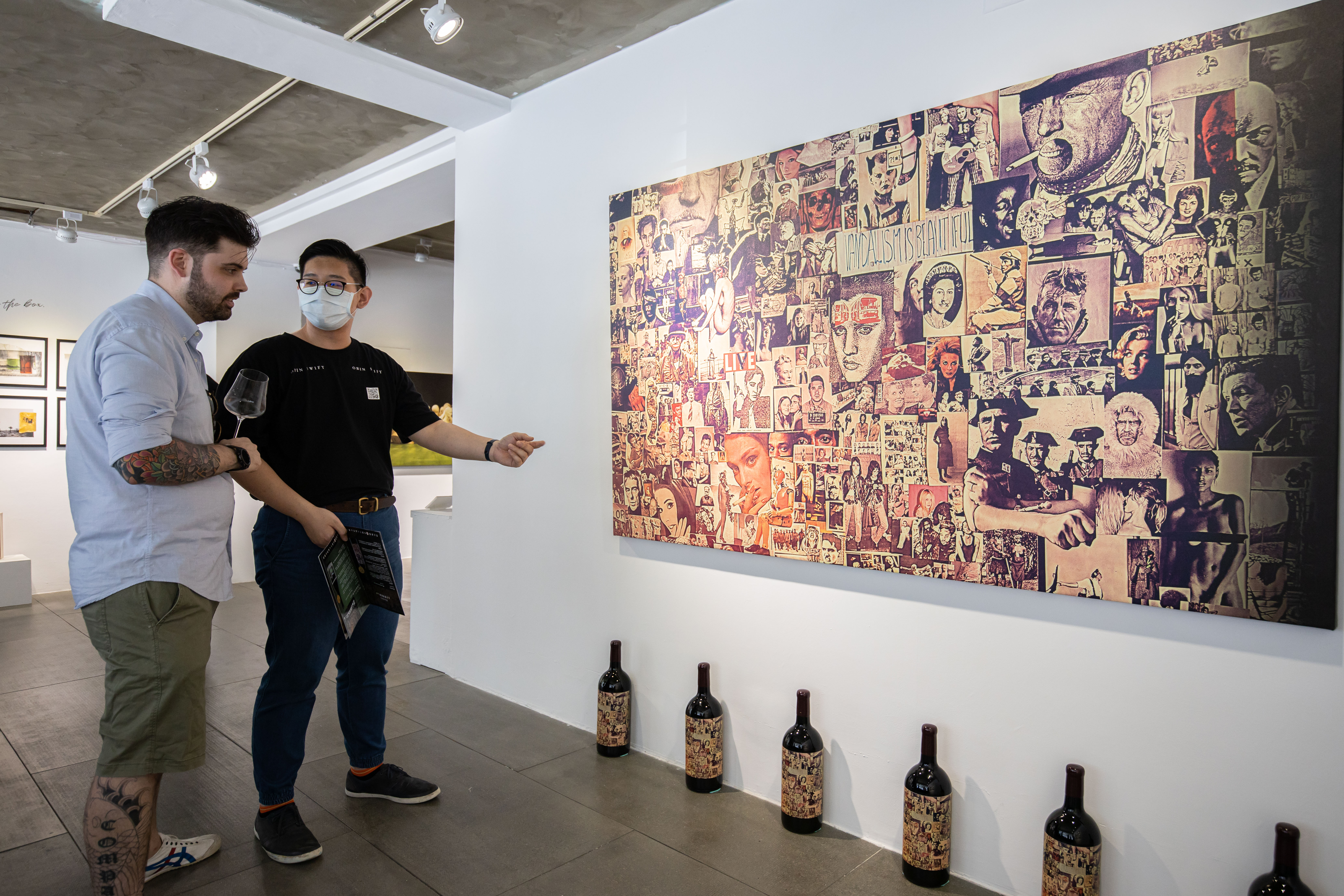 與酒標藝術結合的品酒會，吸引許多人來參與。