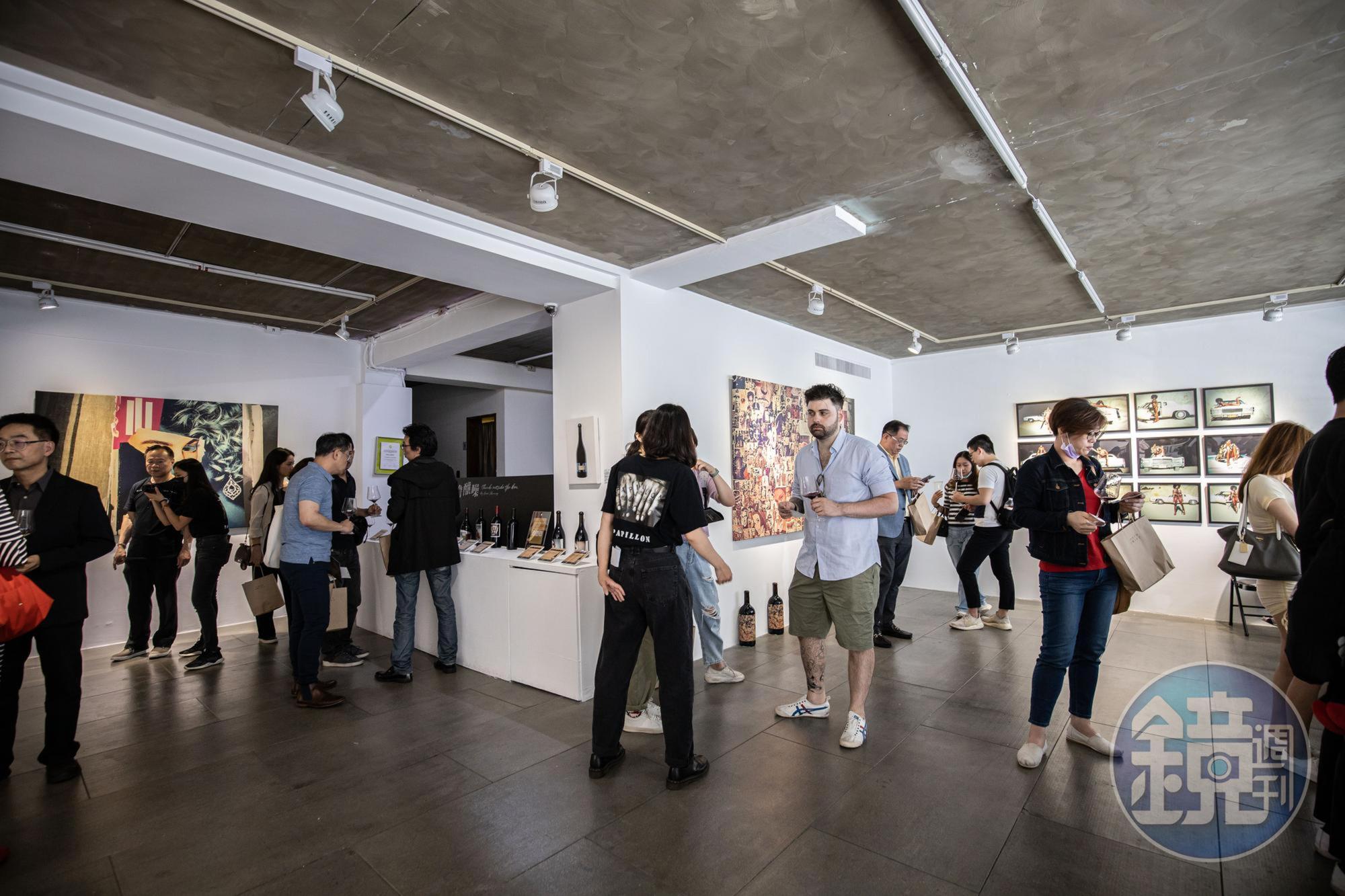 酒商泰德利主辦的「大膽釀噪」最稀奇創意酒標展,夏日午後湧進不少酒迷。