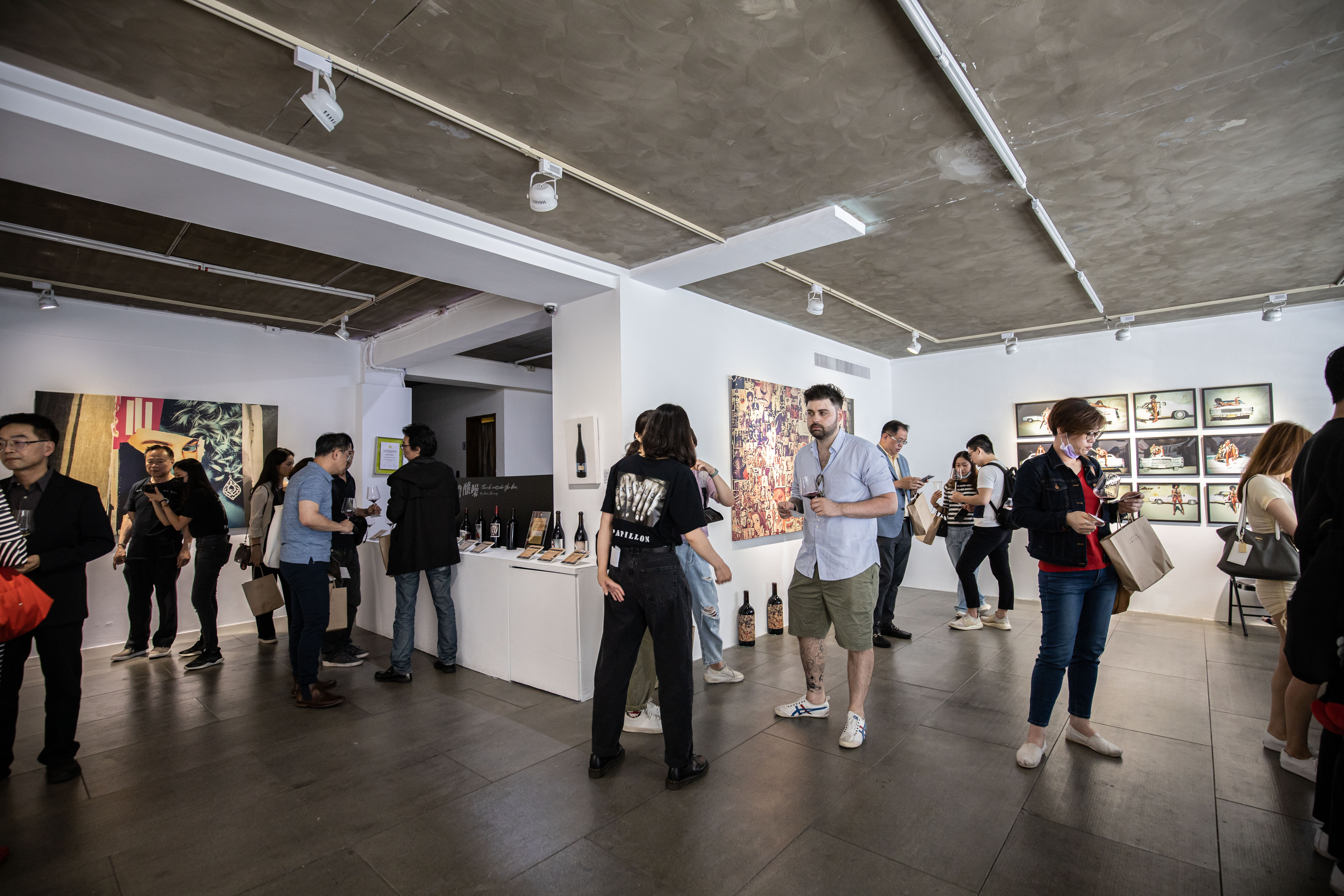 酒商泰德利主辦的「大膽釀噪」最稀奇創意酒標展，夏日午後湧進不少酒迷。