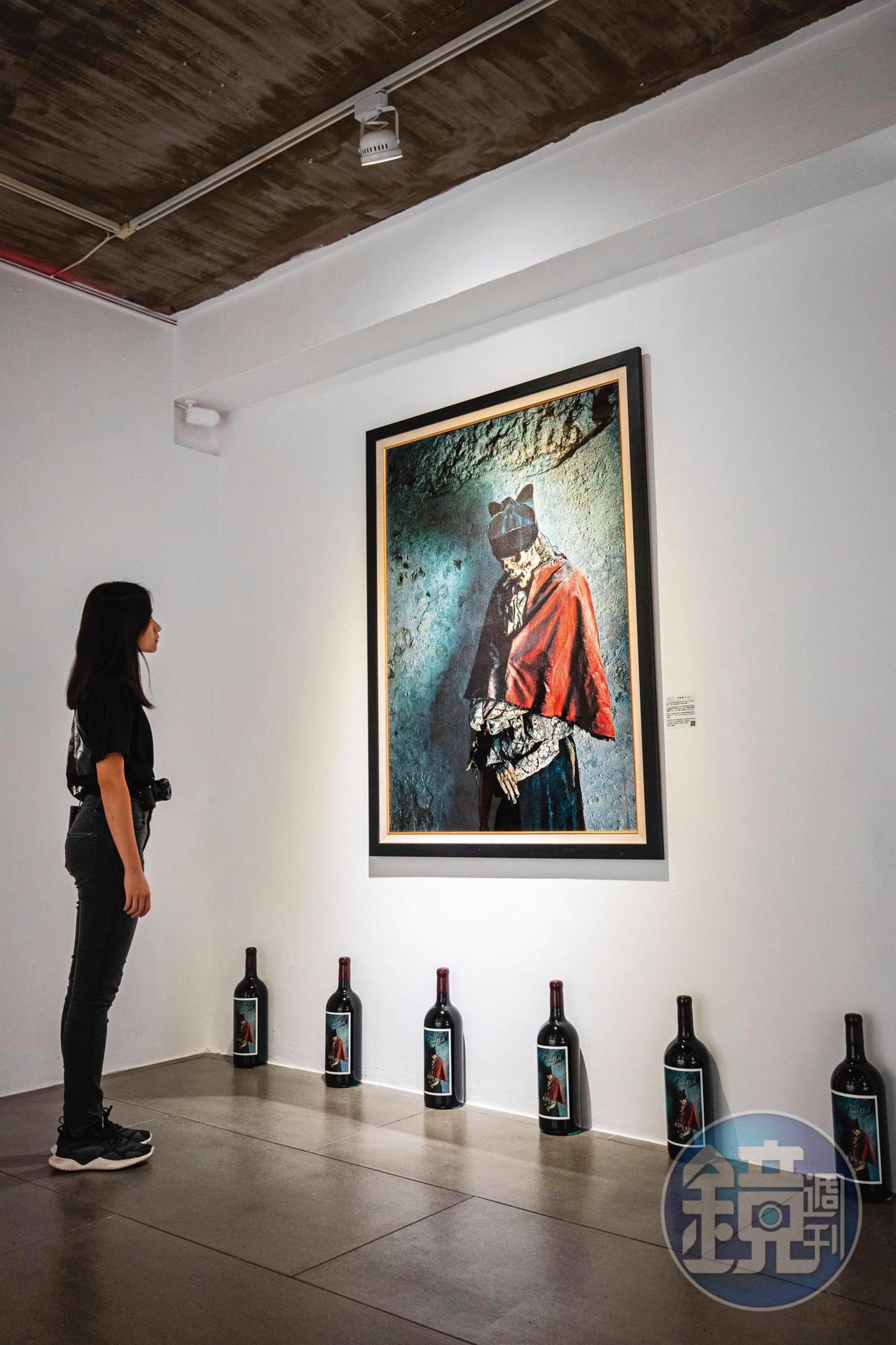 放大觀看「Palermo 巴勒摩2018」酒標上,出土自16世紀西西里島地下墓穴、穿著紅色斗蓬的木乃伊祭司,其實有點驚悚。(2,800元/瓶)
