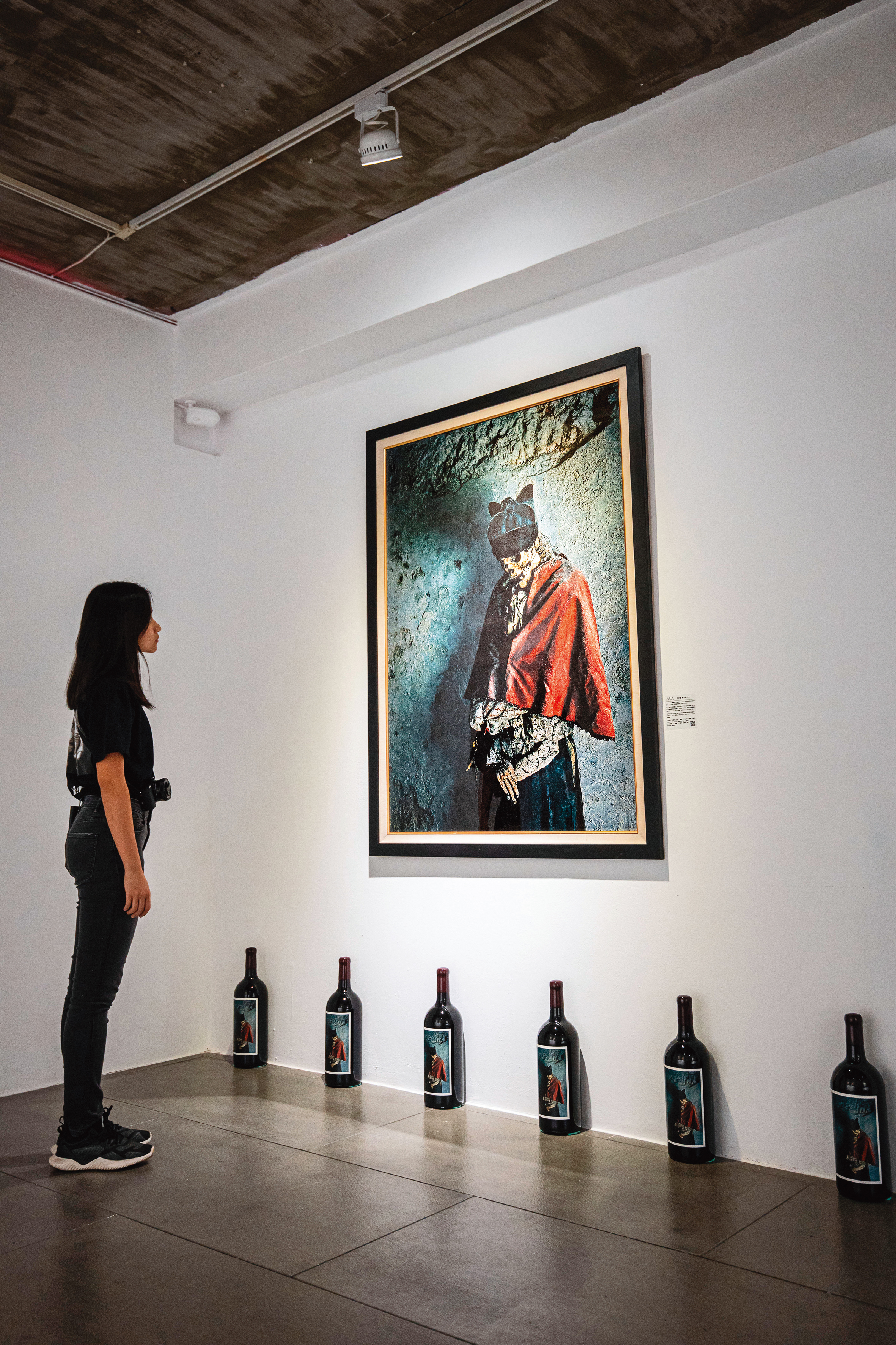 放大觀看「Palermo 巴勒摩2018」酒標上，出土自16世紀西西里島地下墓穴、穿著紅色斗蓬的木乃伊祭司，其實有點驚悚。（2,800元／瓶）