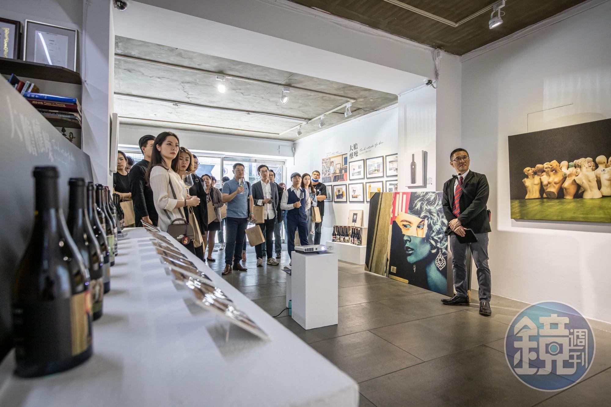 將酒標放大開藝術展,是別開生面的品酒會。