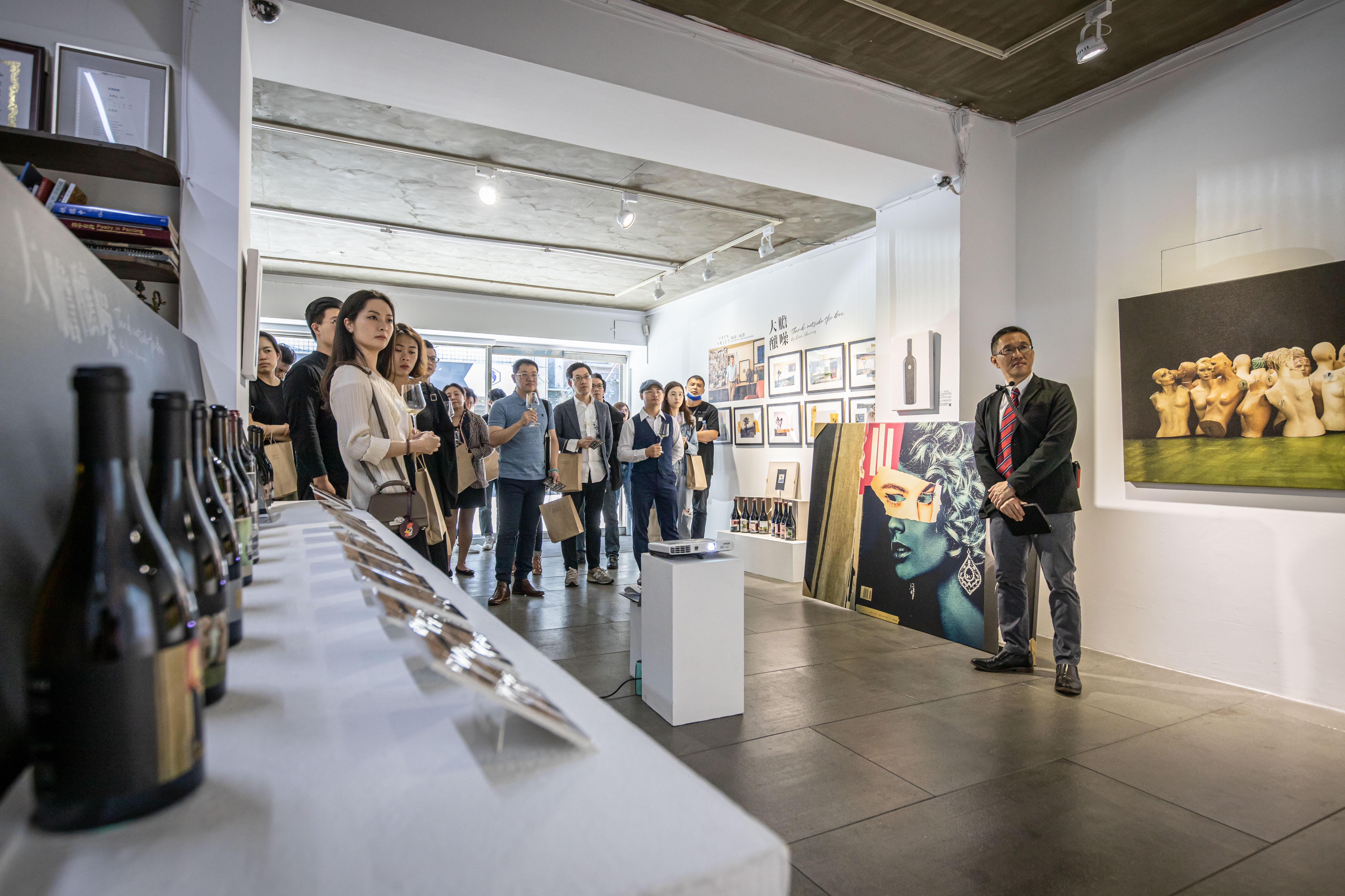將酒標放大開藝術展，是別開生面的品酒會。
