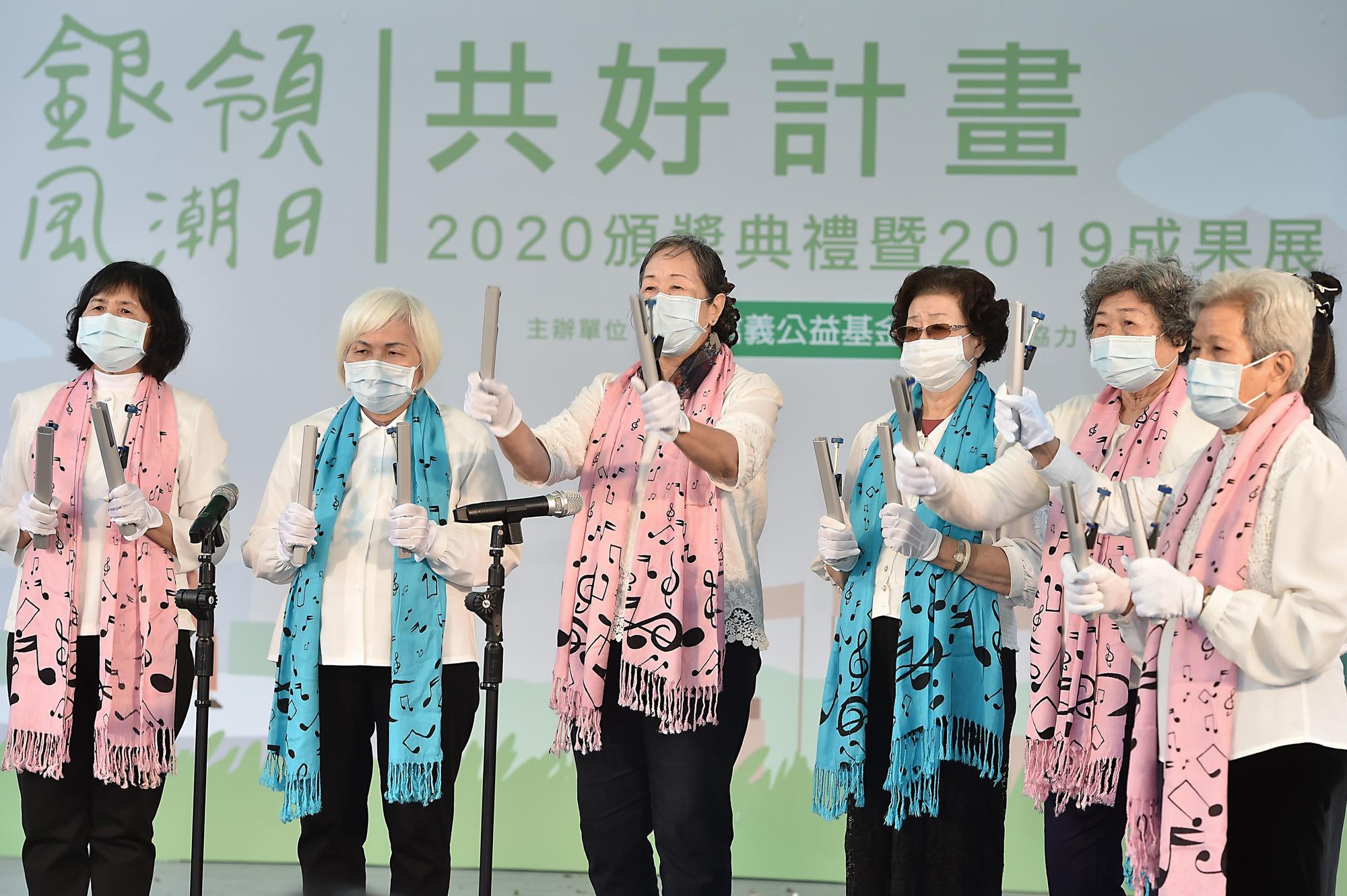 信義房屋獲得「樂齡友善組楷模獎」,連結信義公益基金會及其他跨領域合作夥伴,打造多元創新的樂齡服務方案。(信義房屋提供)