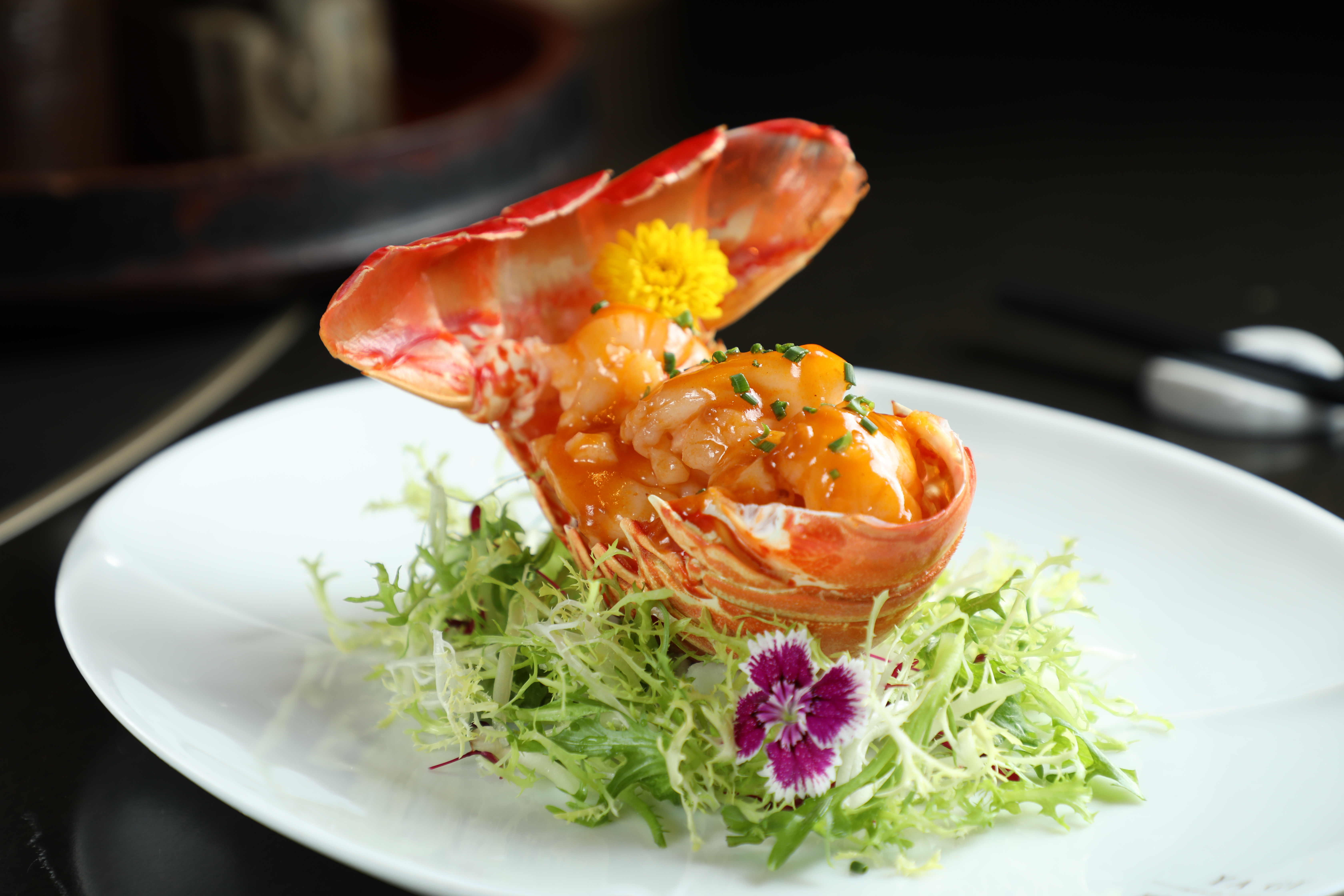 造型華麗的「酒釀乾燒龍蝦球」，彰顯了來自香港的主廚張國邦（Tommy Cheung）能夠處理高檔食材的功力。（1,480元／份）