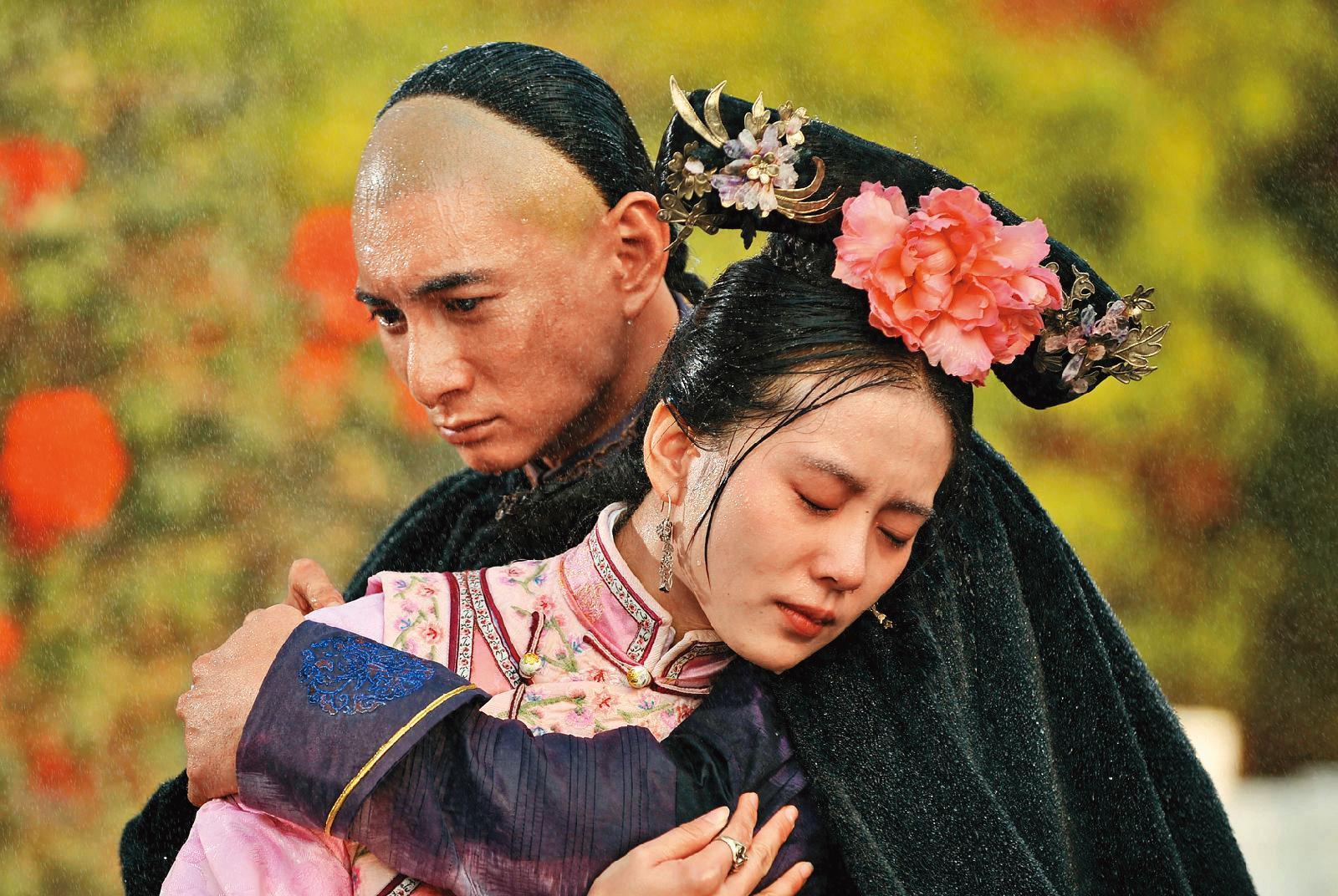 靠著《步步驚心》,劉詩詩(右)除了賺回一個老公吳奇隆(左),也交出演藝生涯代表作。