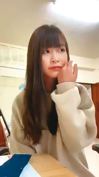 莊凌芸墜樓前5小時，曾自拍影片訴說心情，不時拭淚。（莊母提供）