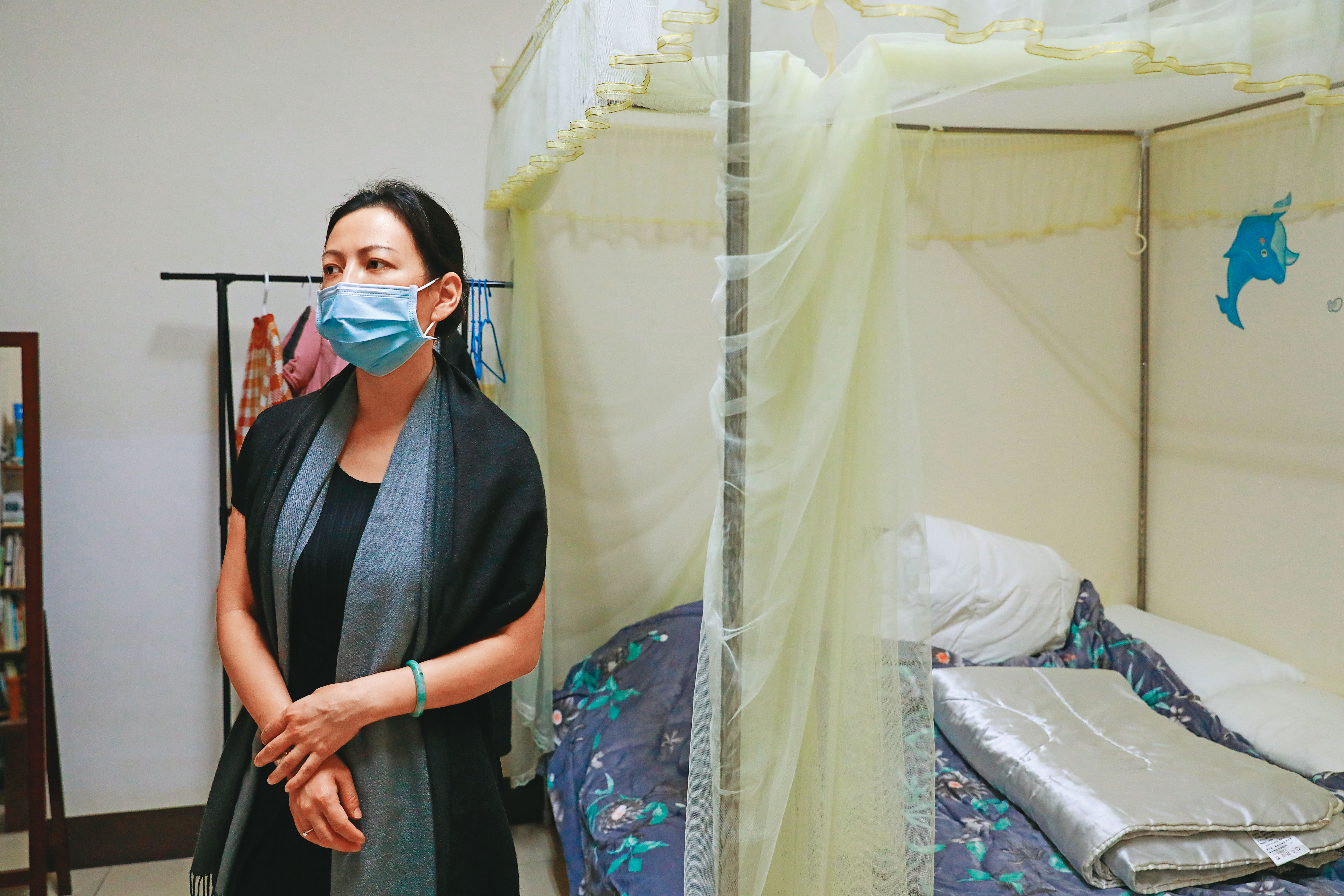 莊母每晚都會到女兒的房間駐足，想像她依然在自己身邊。