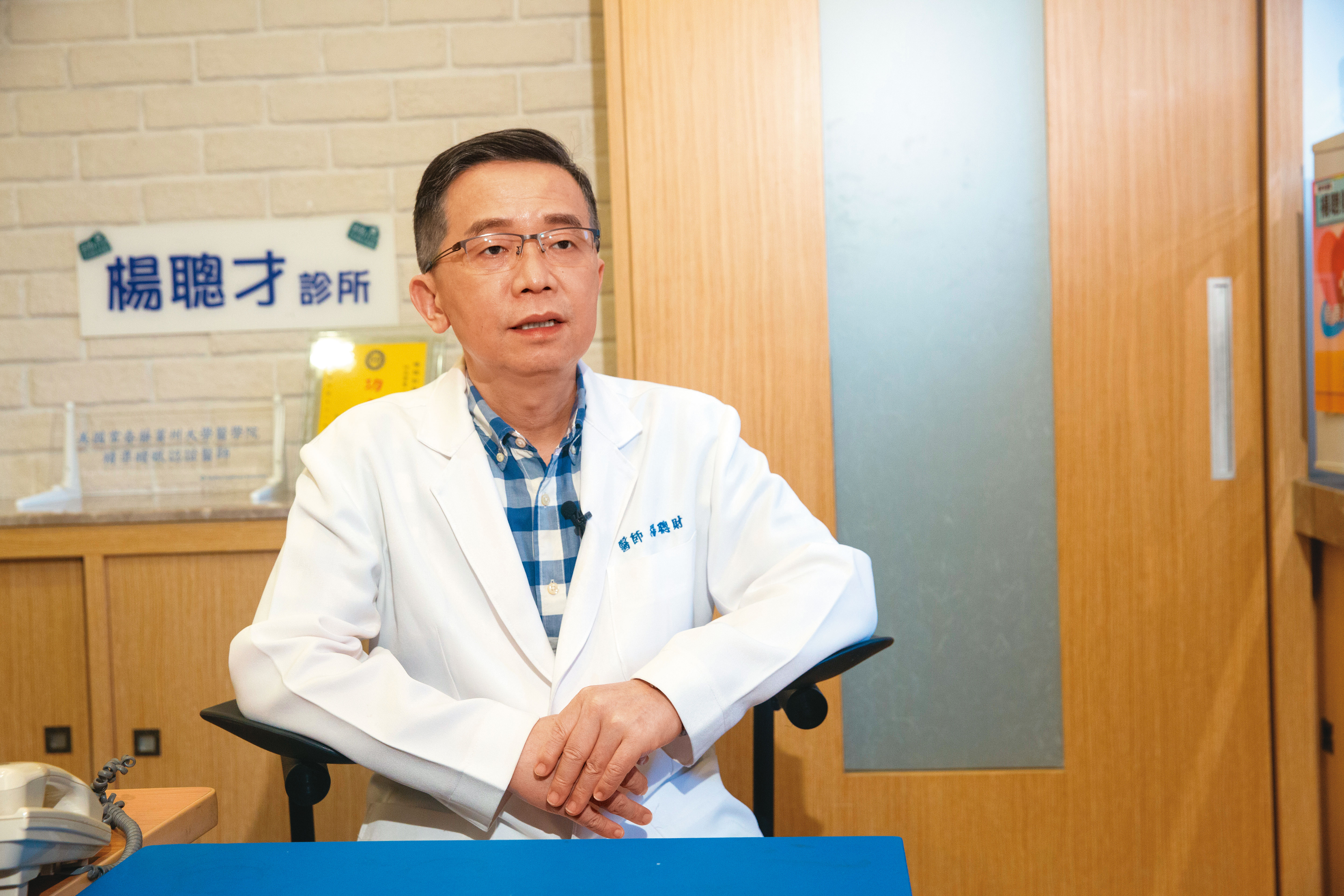 精神科醫師楊聰財表示，若出現情緒低落、睡眠障礙、食欲不佳、體重突然減輕等症狀就須提防。